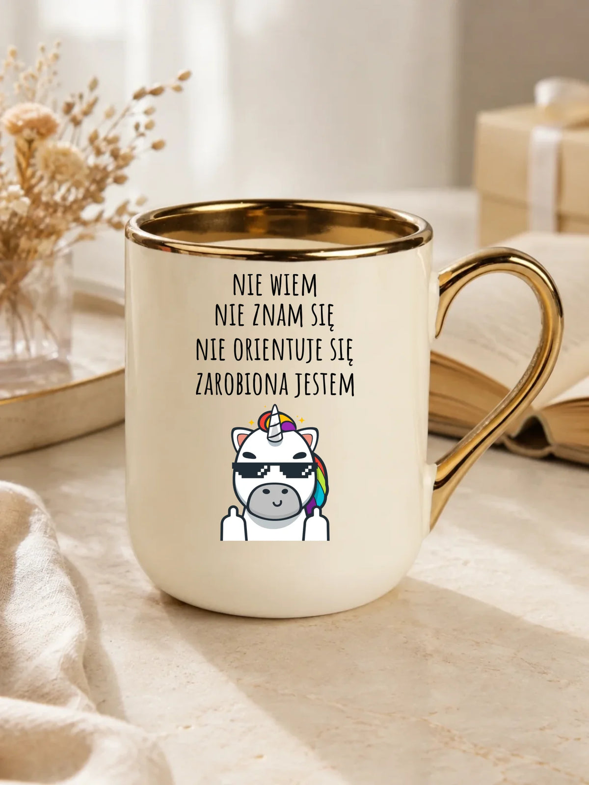 Śmieszny kubek elegant z napisem - Nie wiem, nie znam się, zarobiona jestem DZ05