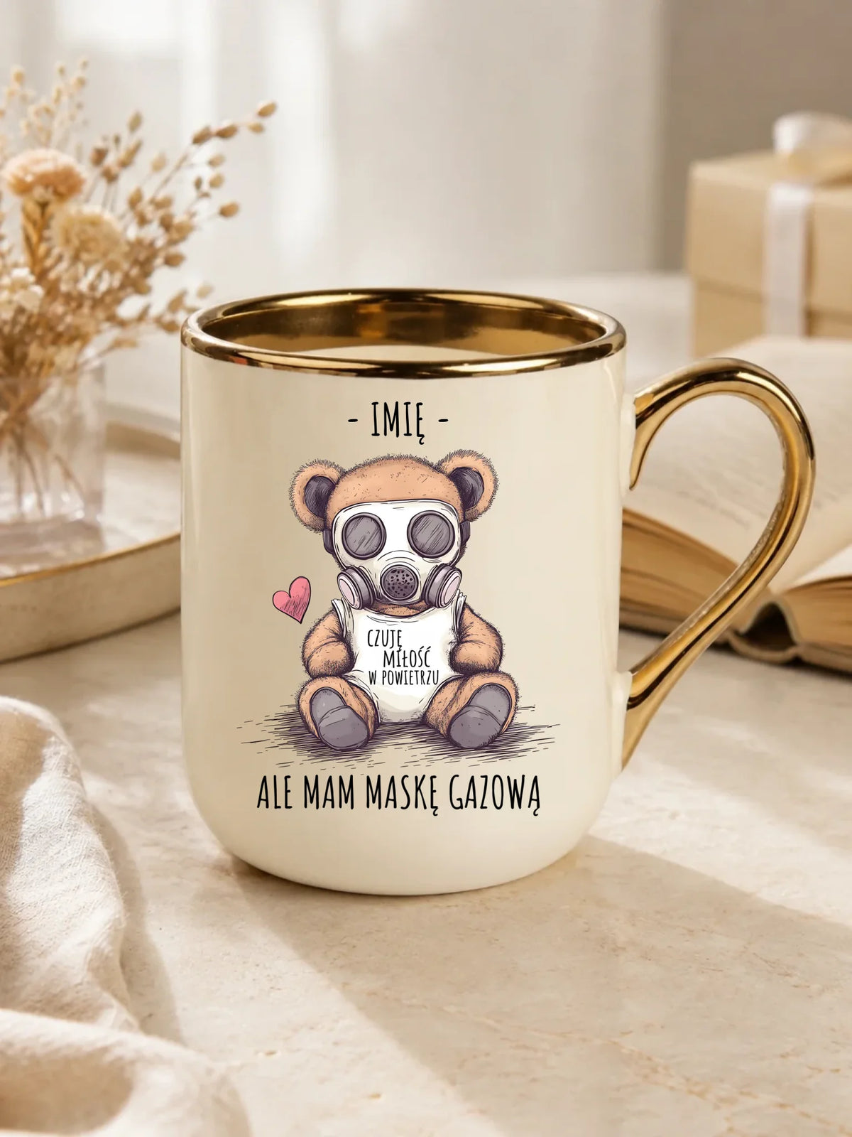 Kubek elegant - Miś w masce gazowej - Czuję miłość w powietrzu - personalizowany W38