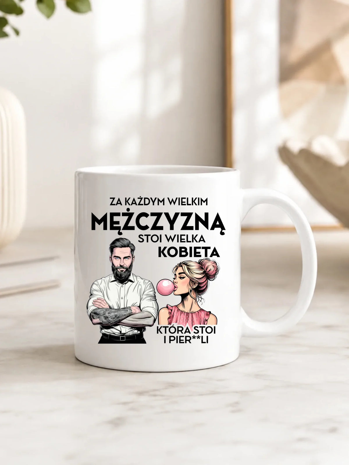 Śmieszny kubek - Prezent dla niego - Za każdym wielkim mężczyzną stoi wielka kobieta DCH27