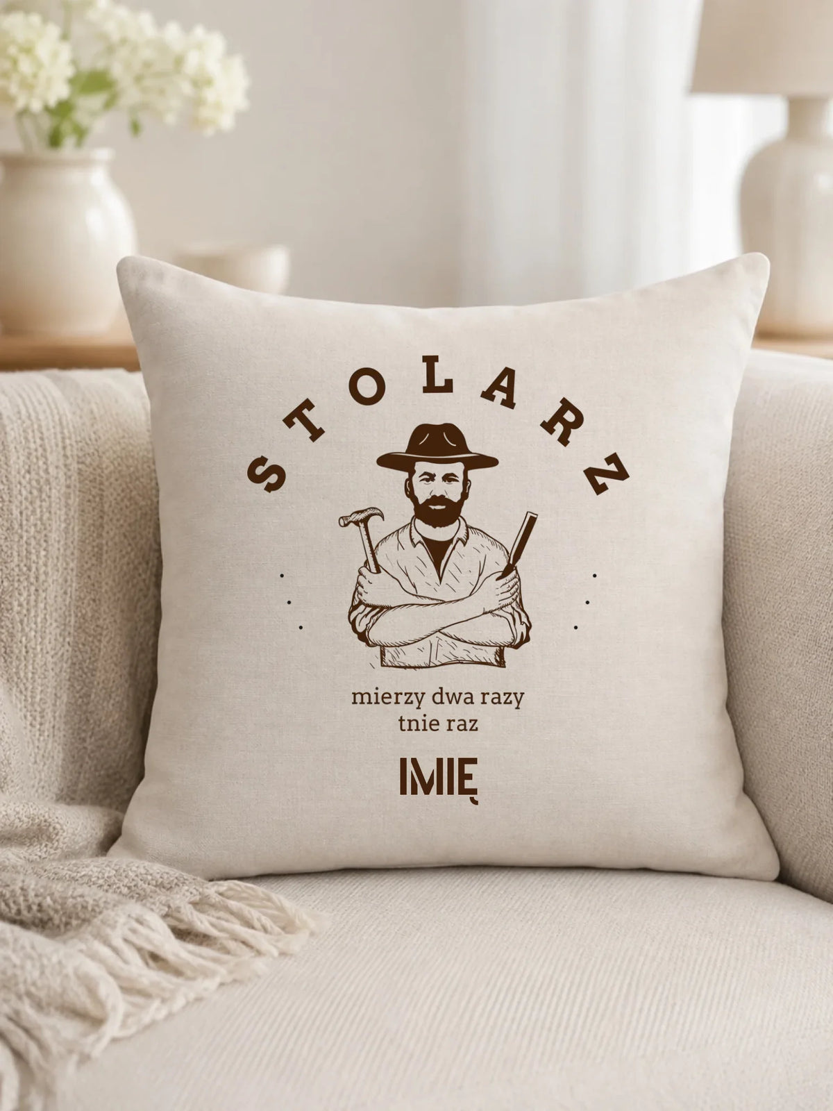 Poduszka dla stolarza - Mierzy dwa razy tnie raz - personalizowana ZS02