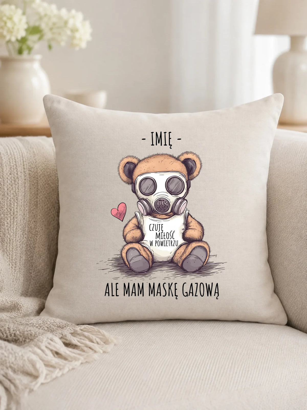 Poduszka - Miś w masce gazowej - Czuję miłość w powietrzu - personalizowana W38