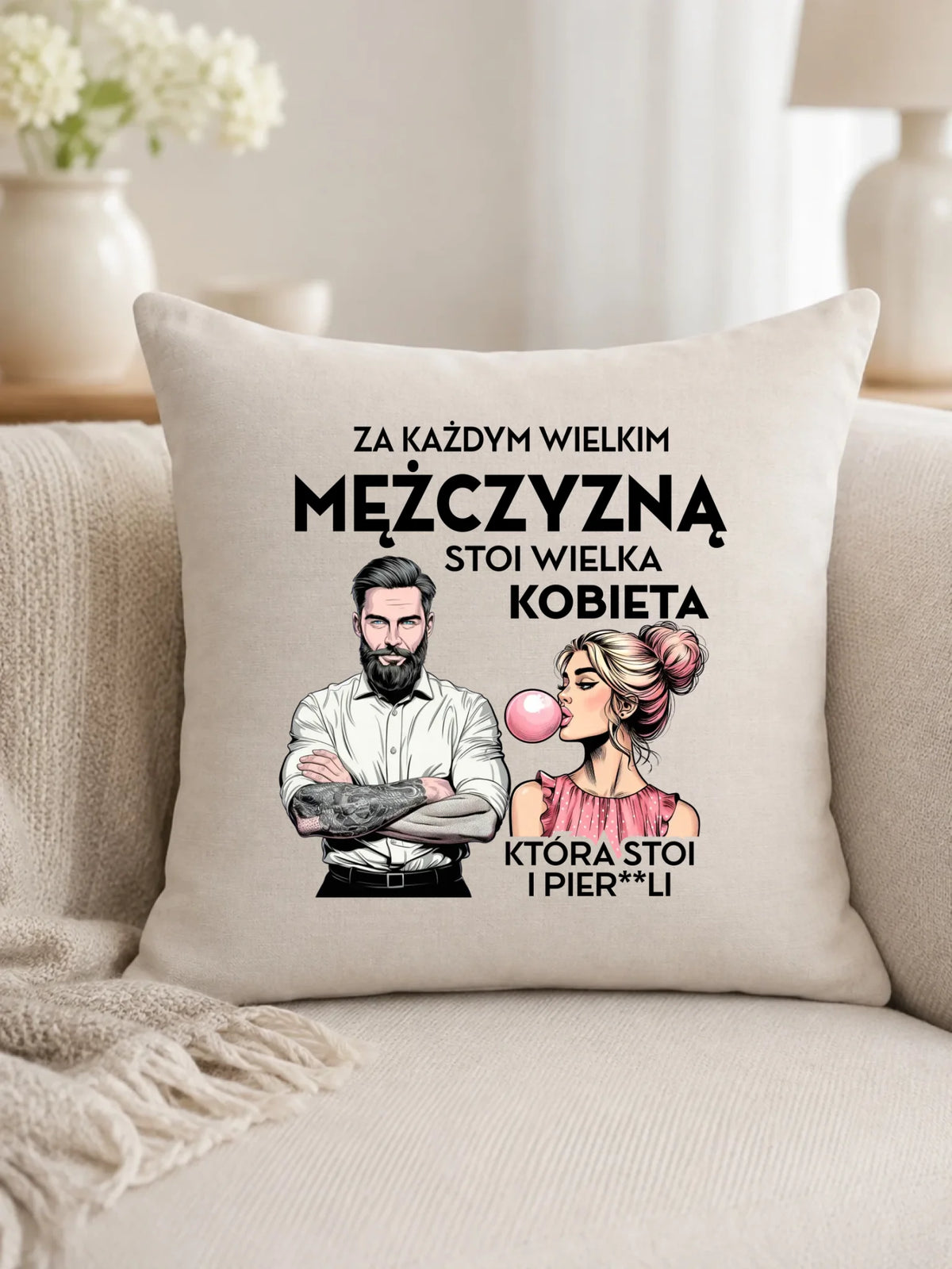 Poduszka - Prezent dla niego - Za każdym wielkim mężczyzną stoi wielka kobieta DCH27