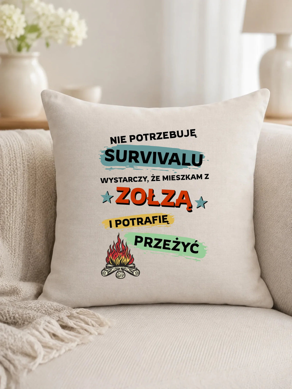 Poduszka – Prezent dla chłopaka męża - Nie potrzebuję survivalu, mieszkam z zołzą DCH25