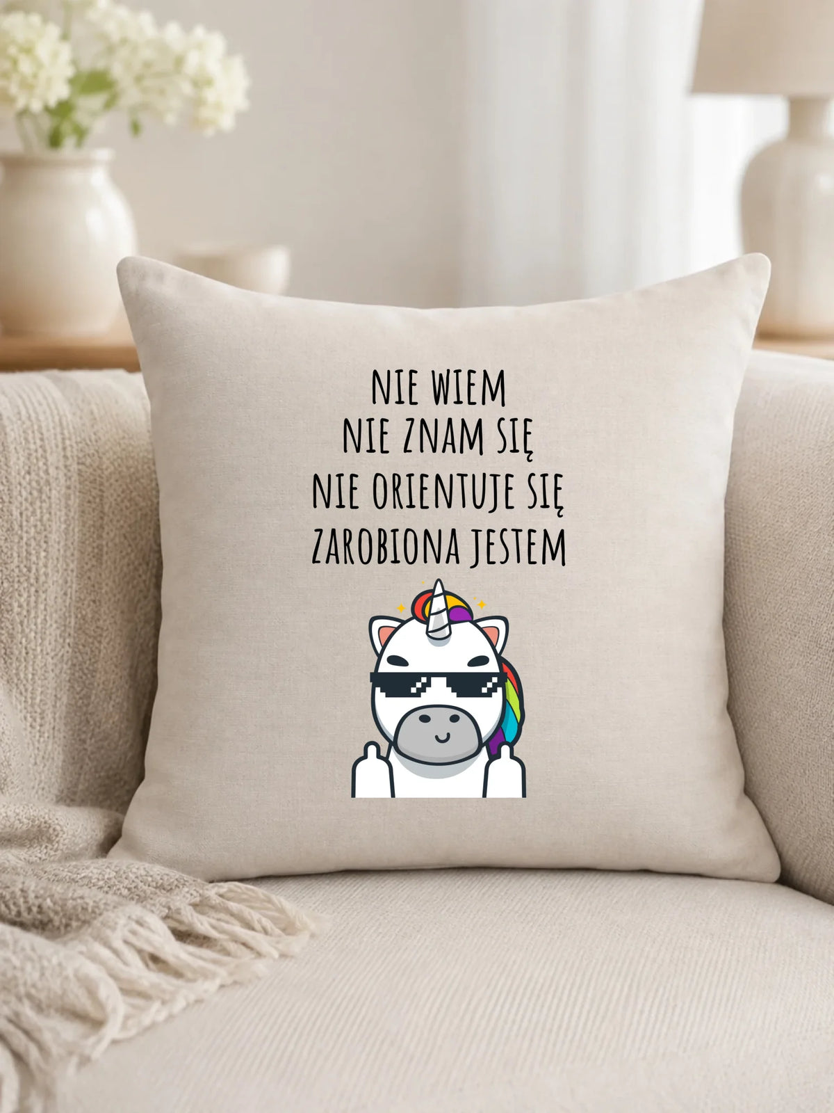 Śmieszna poduszka z napisem - Nie wiem, nie znam się, zarobiona jestem DZ05