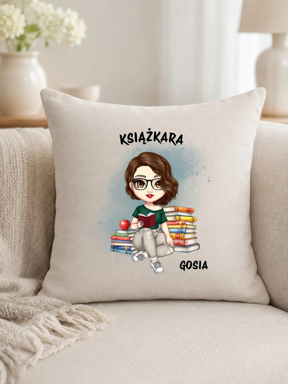 Poduszka - Książkara - Prezent dla miłośniczki czytania książek - personalizowana DZ03