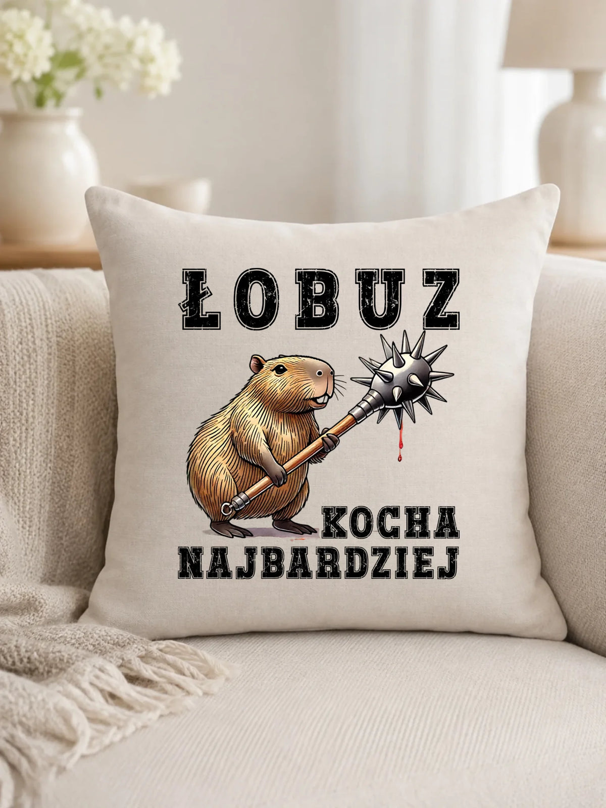 Poduszka - prezent dla chłopaka - Łobuz kapibara z maczugą DCH17