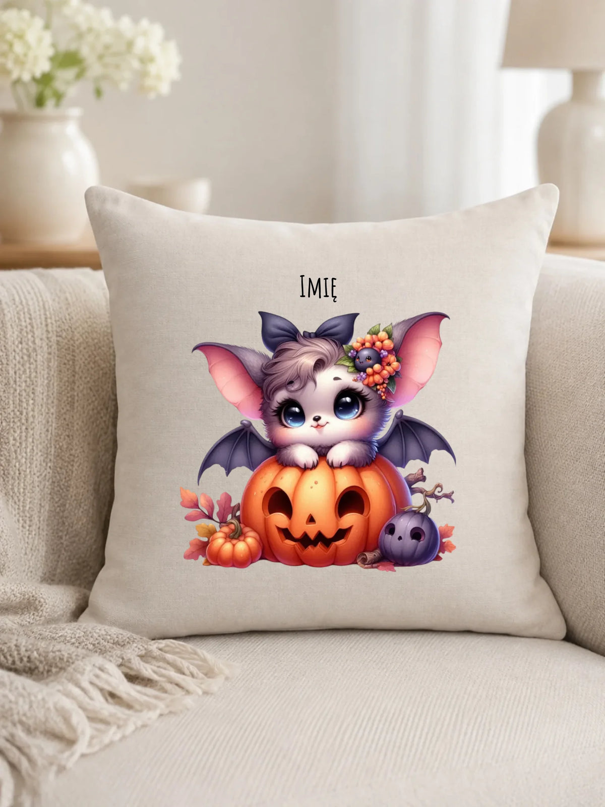 Poduszka halloweenowa - Uroczy nietoperz z dynią - personalizowana HL08