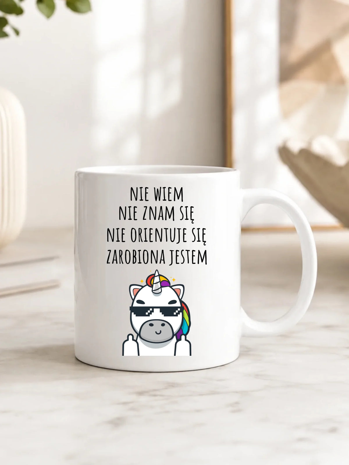 Śmieszny kubek z napisem - Nie wiem, nie znam się, zarobiona jestem DZ05
