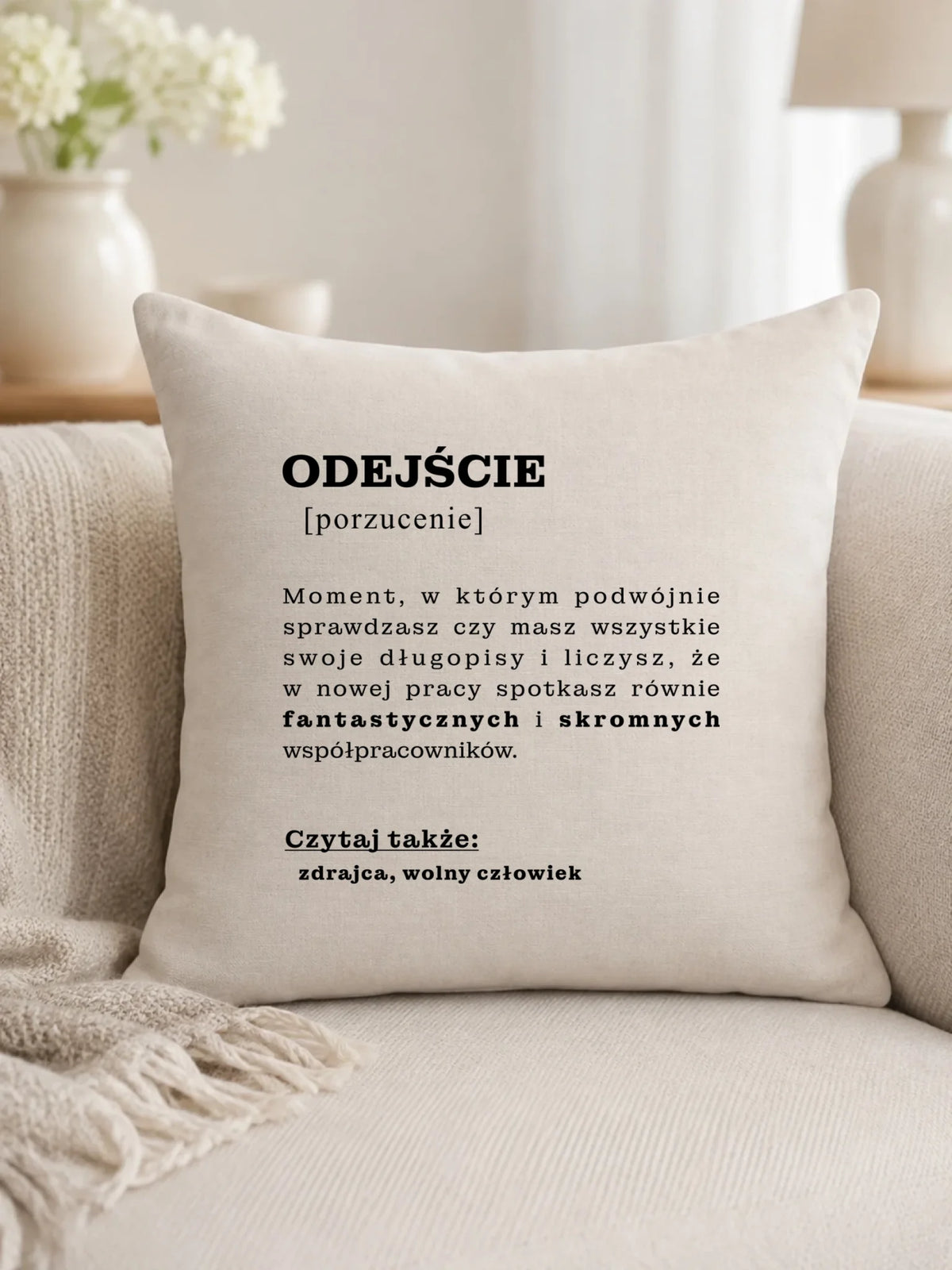 Poduszka dekoracyjna Odejście – porzucenie w aranżacji wnętrza