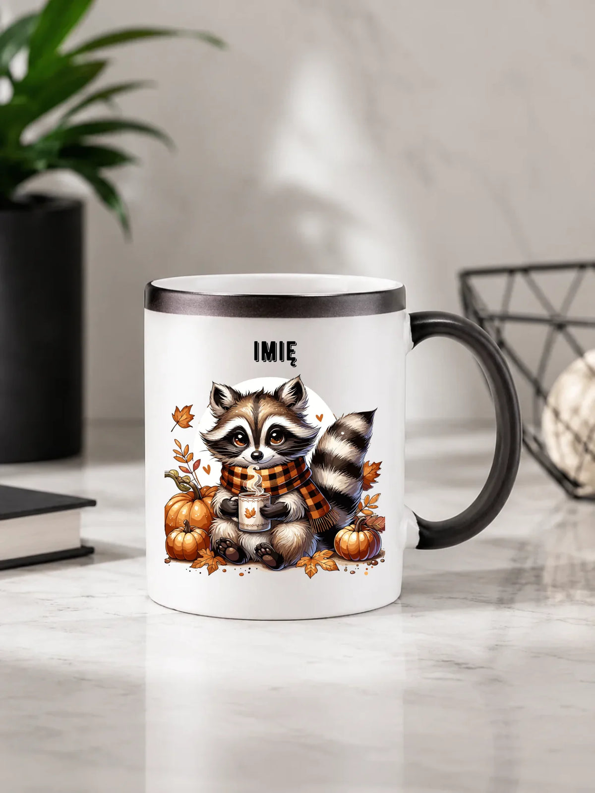 Kubek magiczny jesienny – Szop z kawą i dyniami - personalizowany JS16