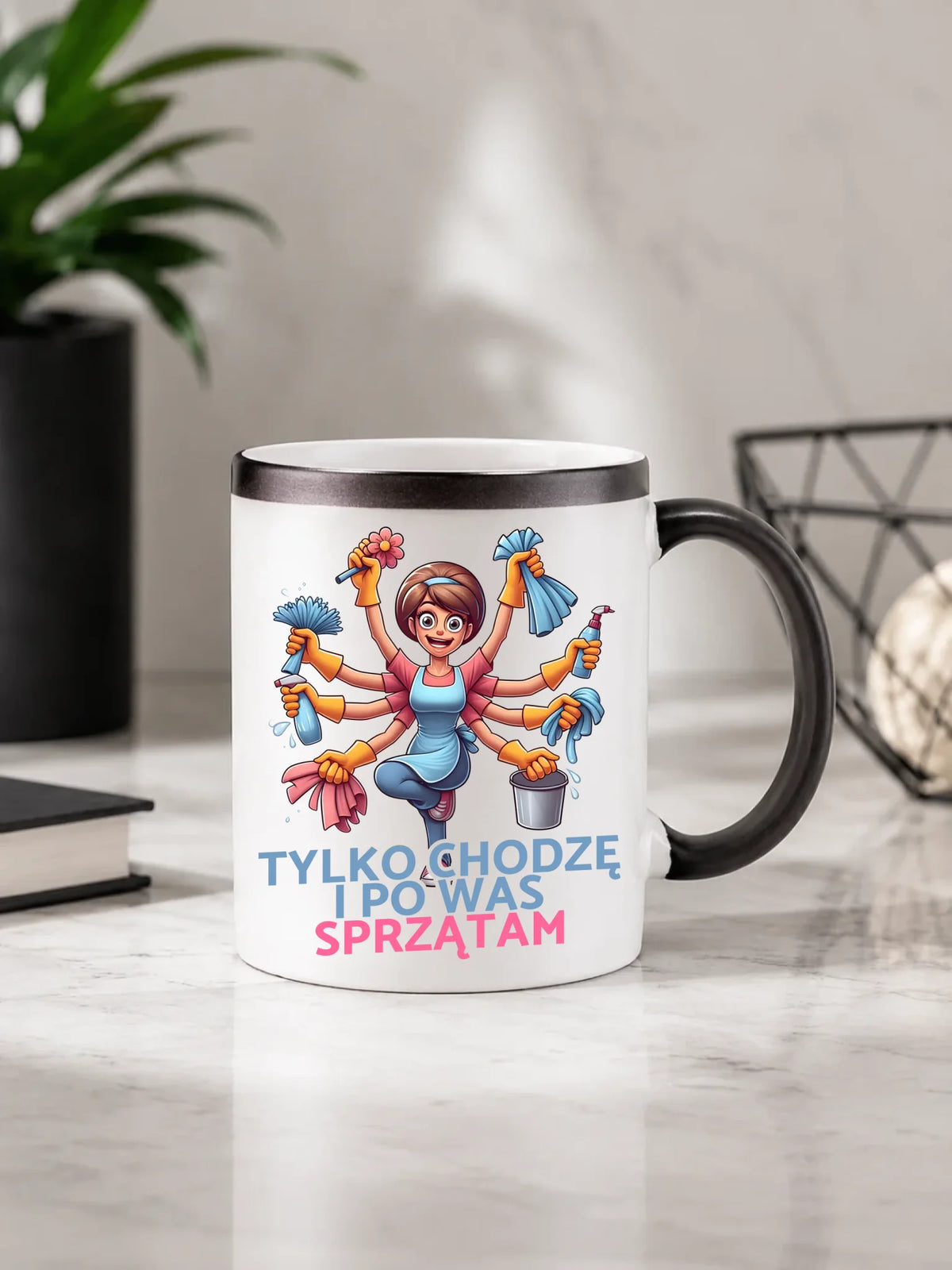 Kubek magiczny dla mamy - Tylko chodzę i po Was sprzątam DM42