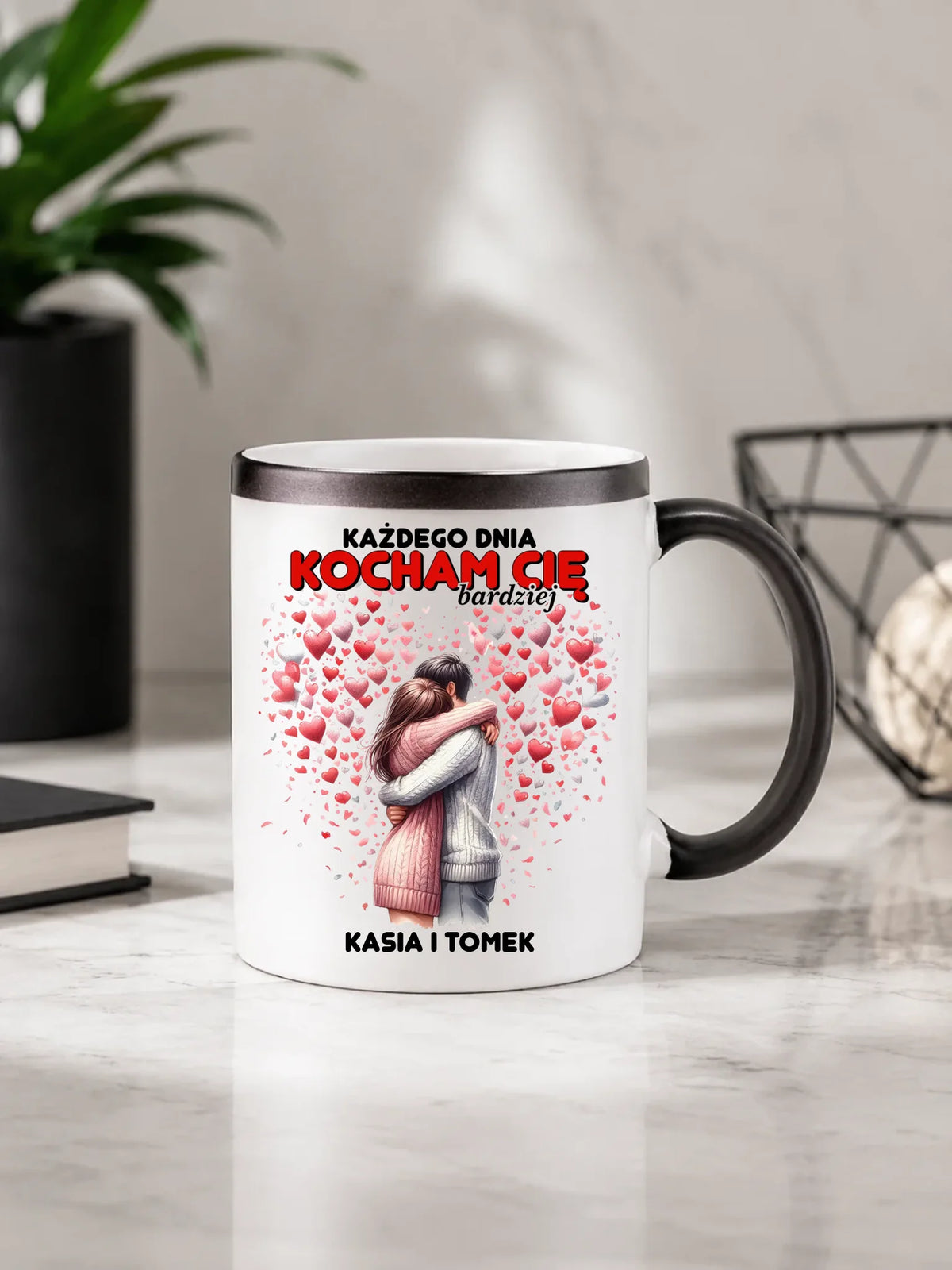 Kubek magiczny dla par - Każdego dnia kocham Cię bardziej - personalizowany W09