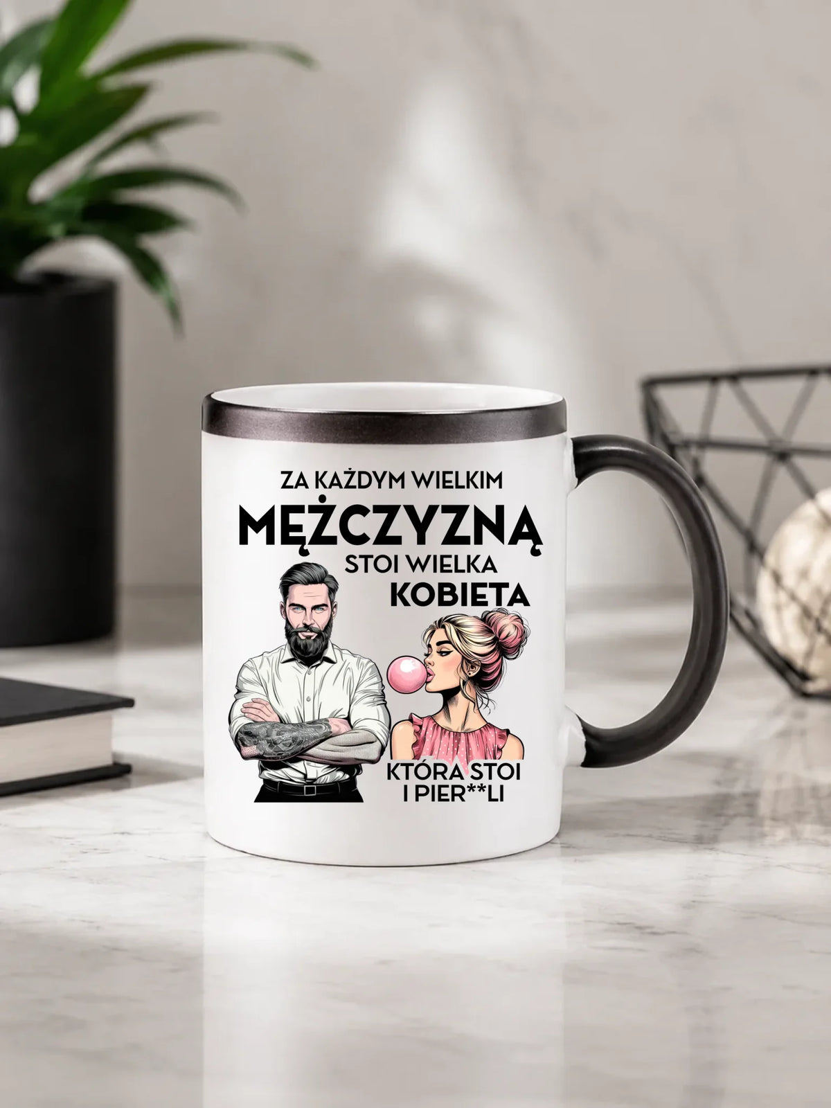 Kubek magiczny - Prezent dla niego - Za każdym wielkim mężczyzną stoi wielka kobieta DCH27