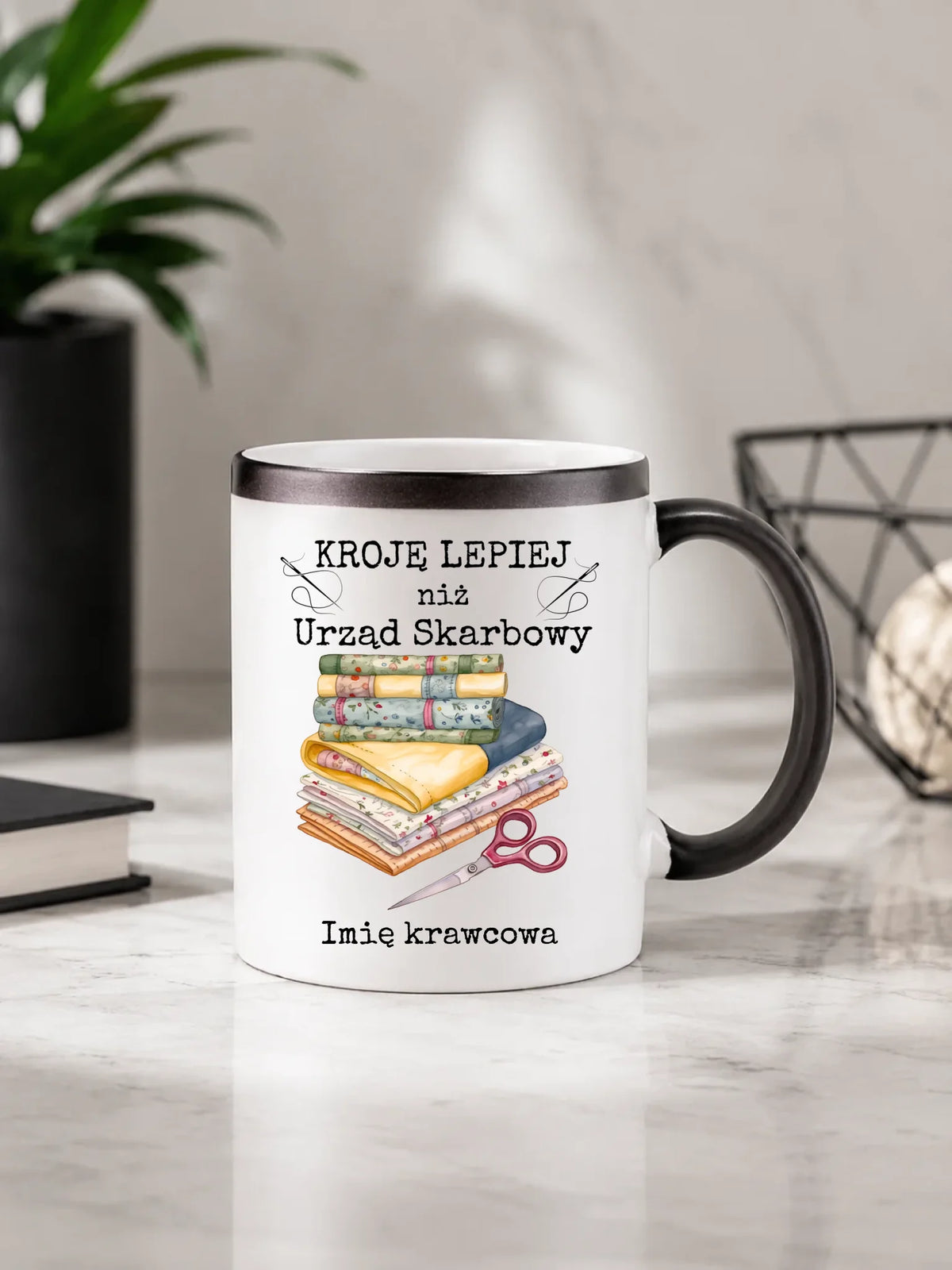 Kubek magiczny szyciowy dla krawcowej - Kroję lepiej niż US - personalizowany HS33
