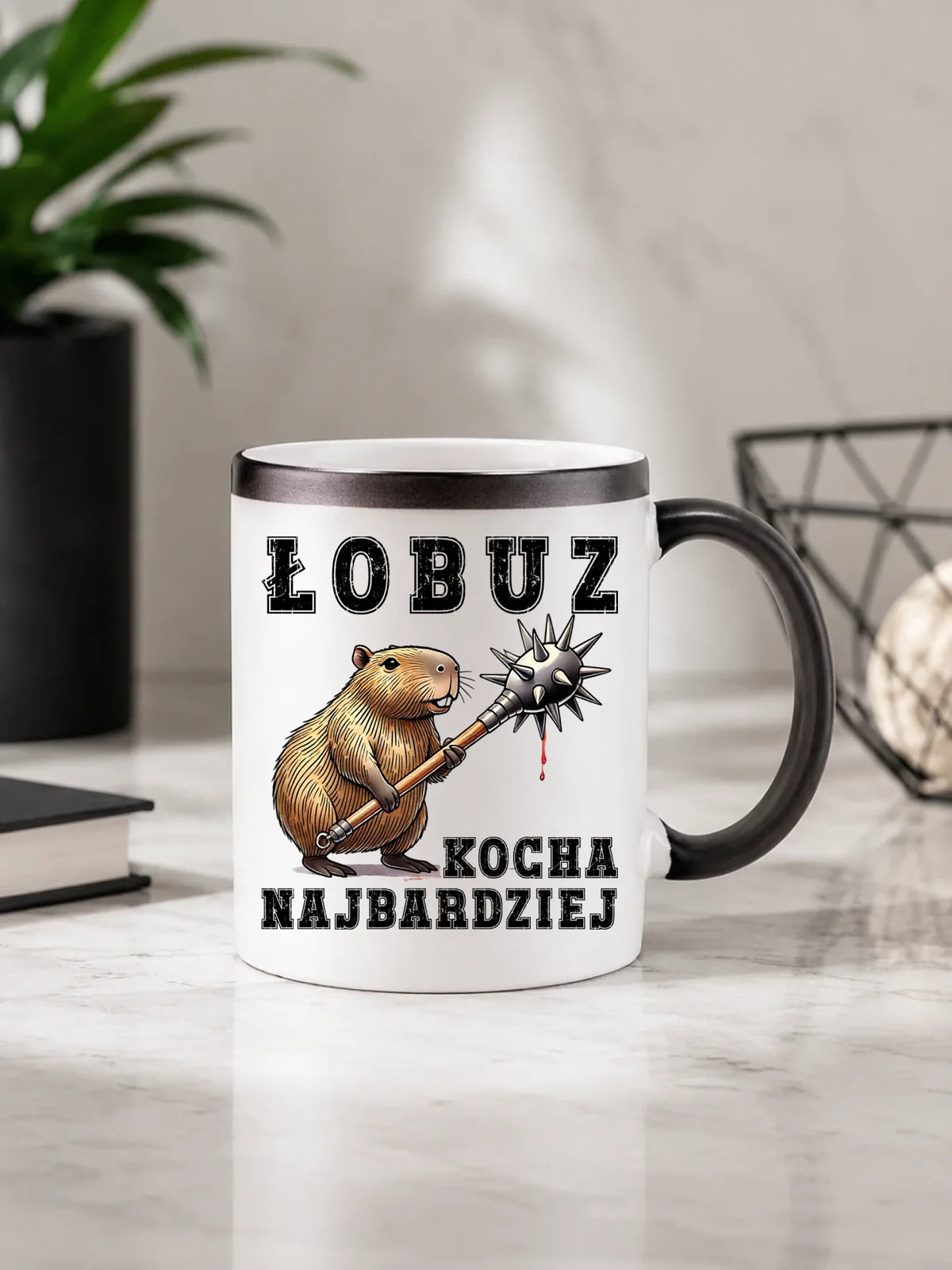 Kubek magiczny - prezent dla chłopaka - Łobuz kapibara z maczugą DCH17