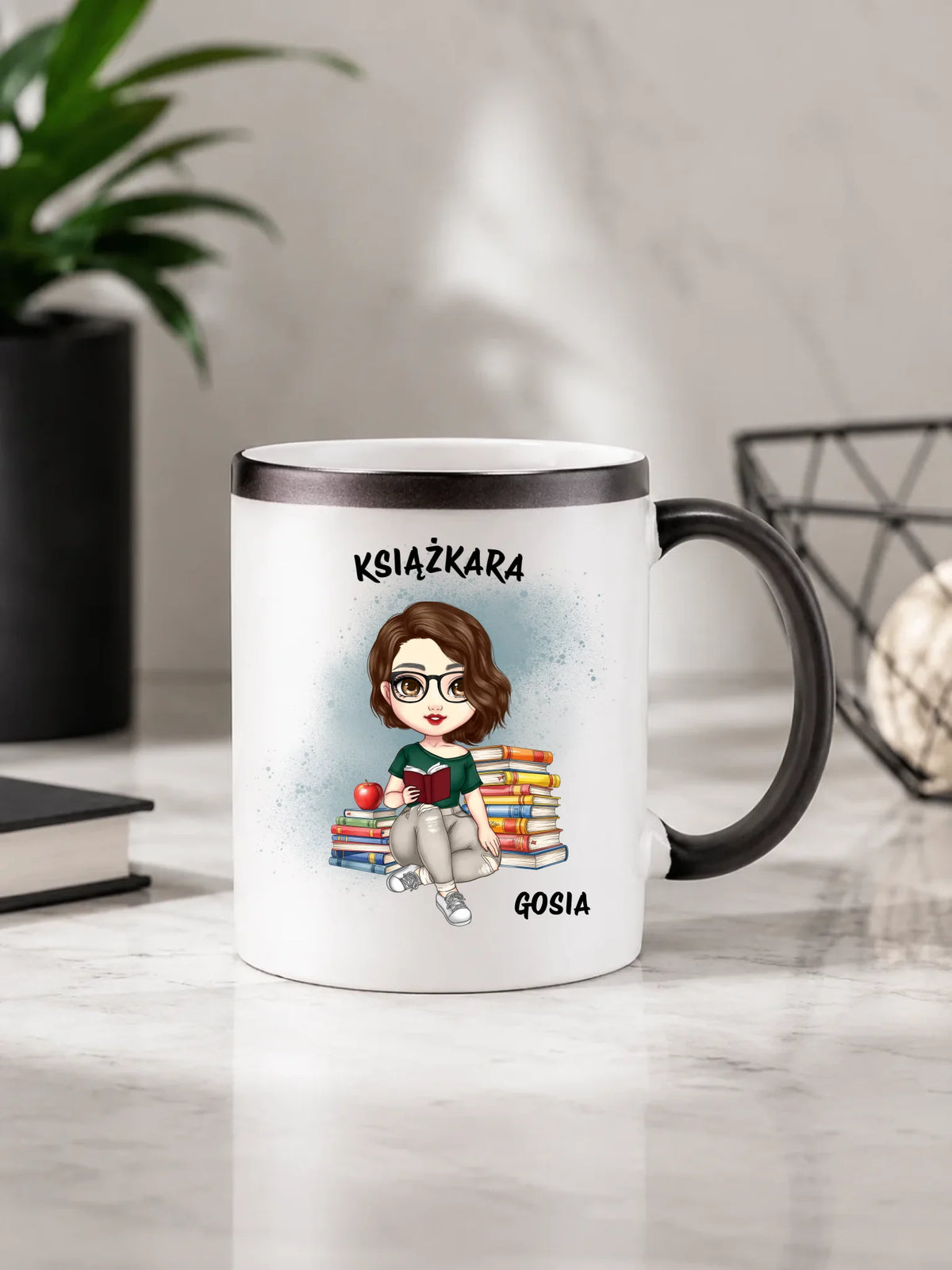 Kubek magiczny - Książkara - Prezent dla miłośniczki czytania książek - personalizowany DZ03