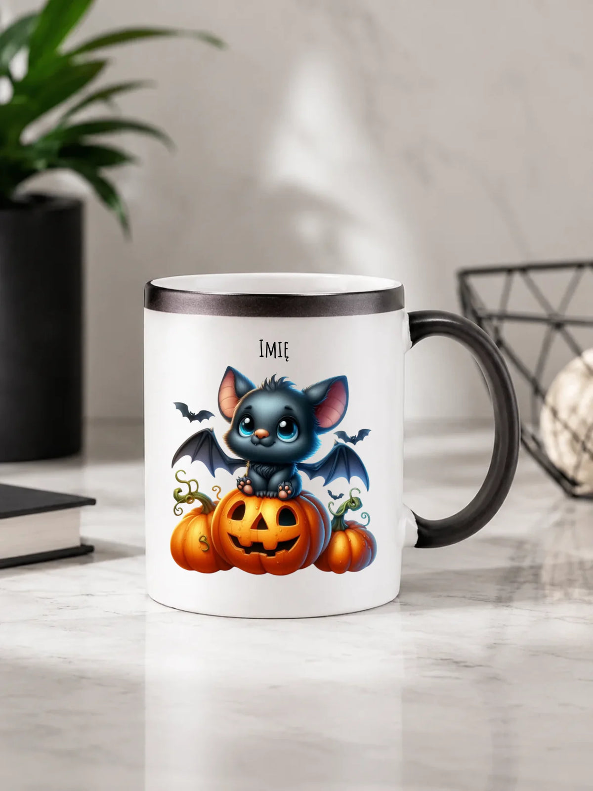 Kubek magiczny na halloween - Słodki nietoperz z dynią - personalizowany HL09