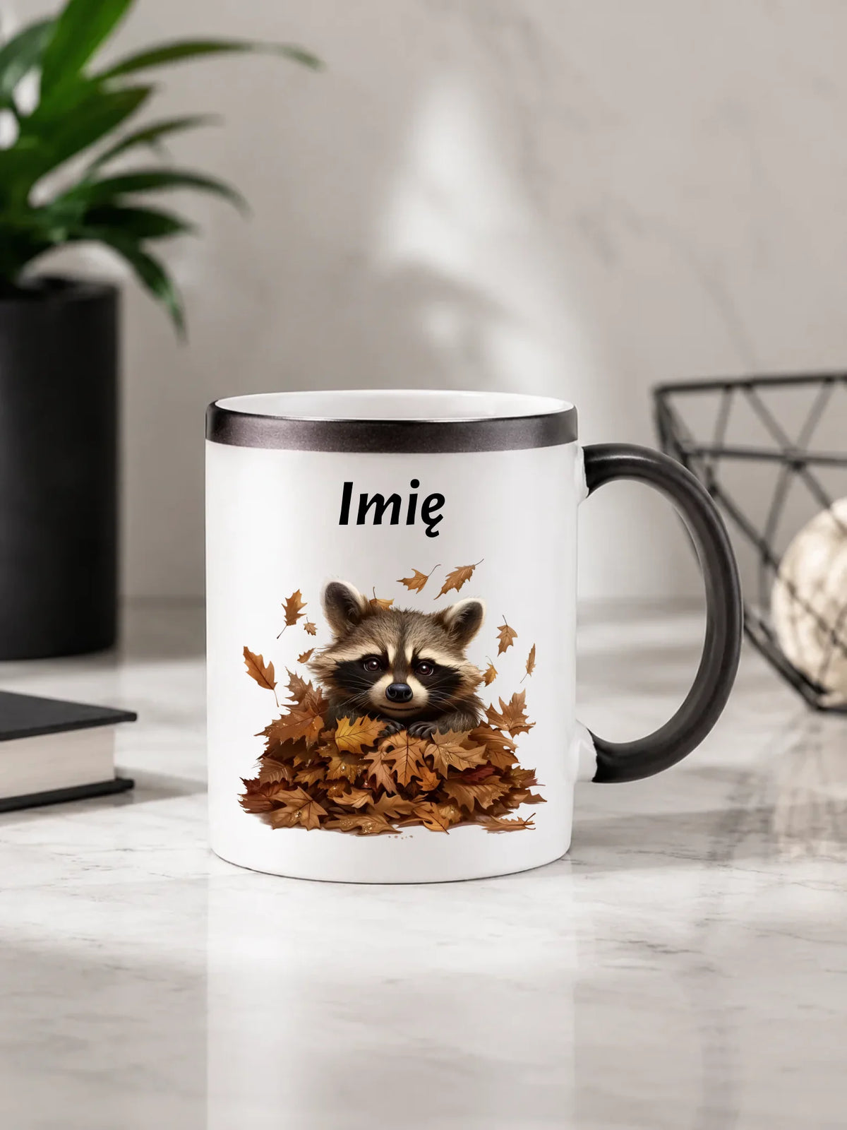Kubek magiczny jesienny - Szop w liściach - personalizowany JS24