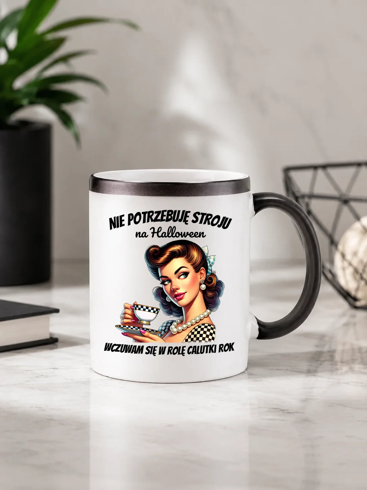 Kubek magiczny retro pin-up girl – Nie potrzebuję stroju na Halloween HL29