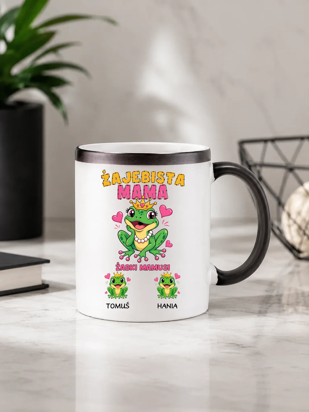 Kubek magiczny dla mamy z imionami dzieci - Żabki Mamusi - personalizowany DM54