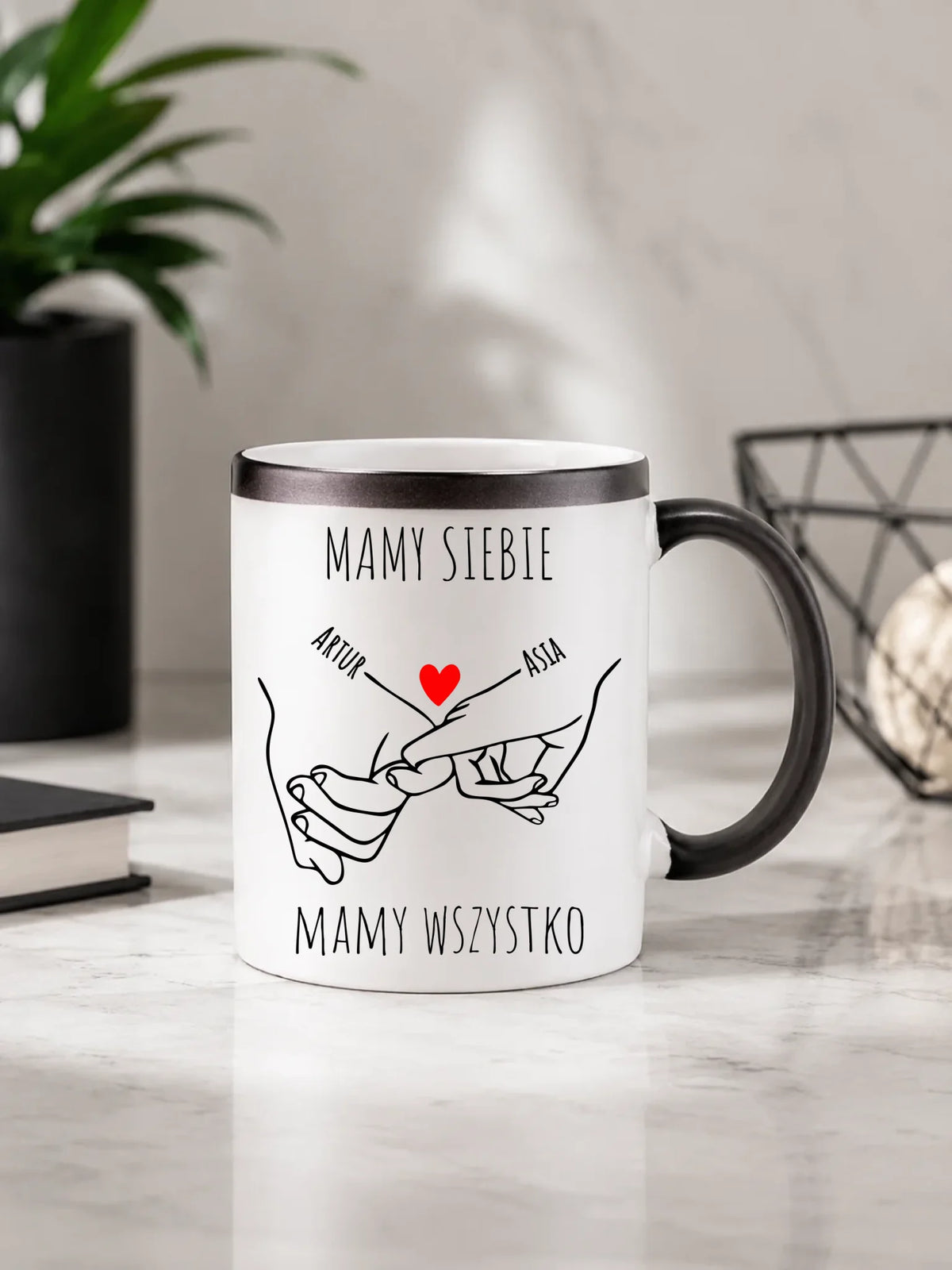 Kubek magiczny dla par - Zaplecione ręce mamy siebie mamy wszystko - personalizowany W63