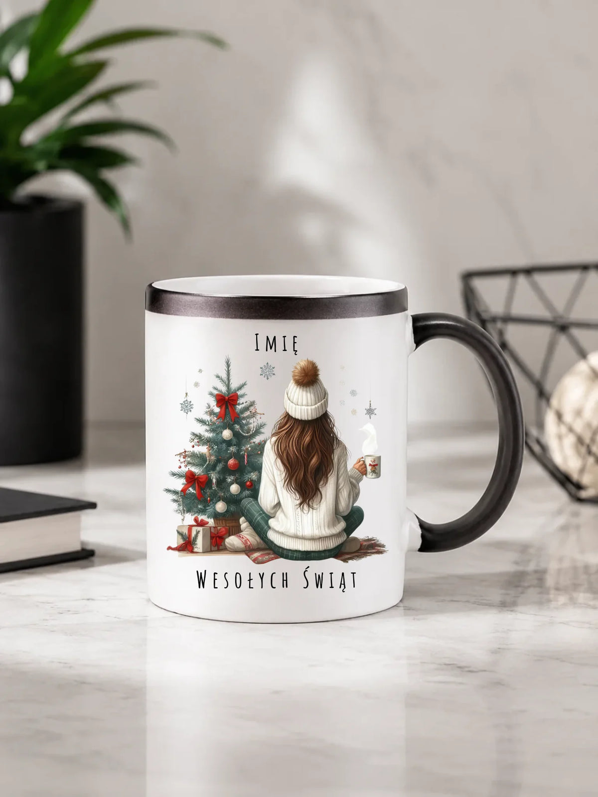 Kubek magiczny świąteczny - Dziewczyna przy choince - personalizowany BN15
