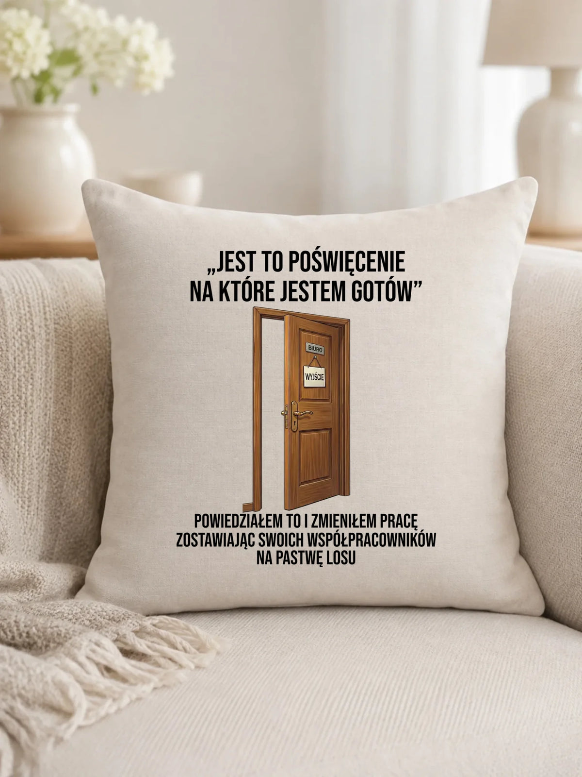 Prezent na odejście z pracy dla kolegi poduszka z nadrukiem - Poświęcenie na które jestem gotów