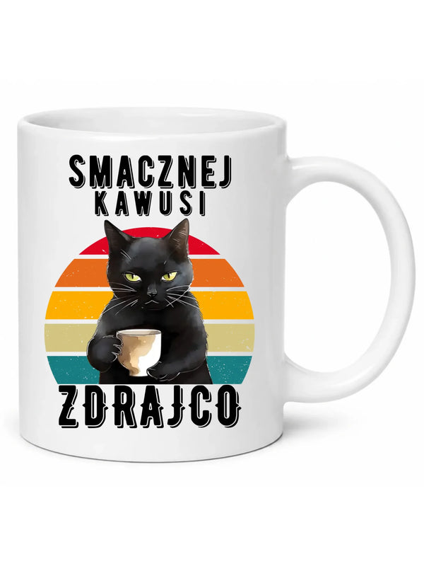 Prezent na odejście z pracy dla koleżanki, biały kubek, wzór Smacznej kawusi zdrajco, czarny kot.