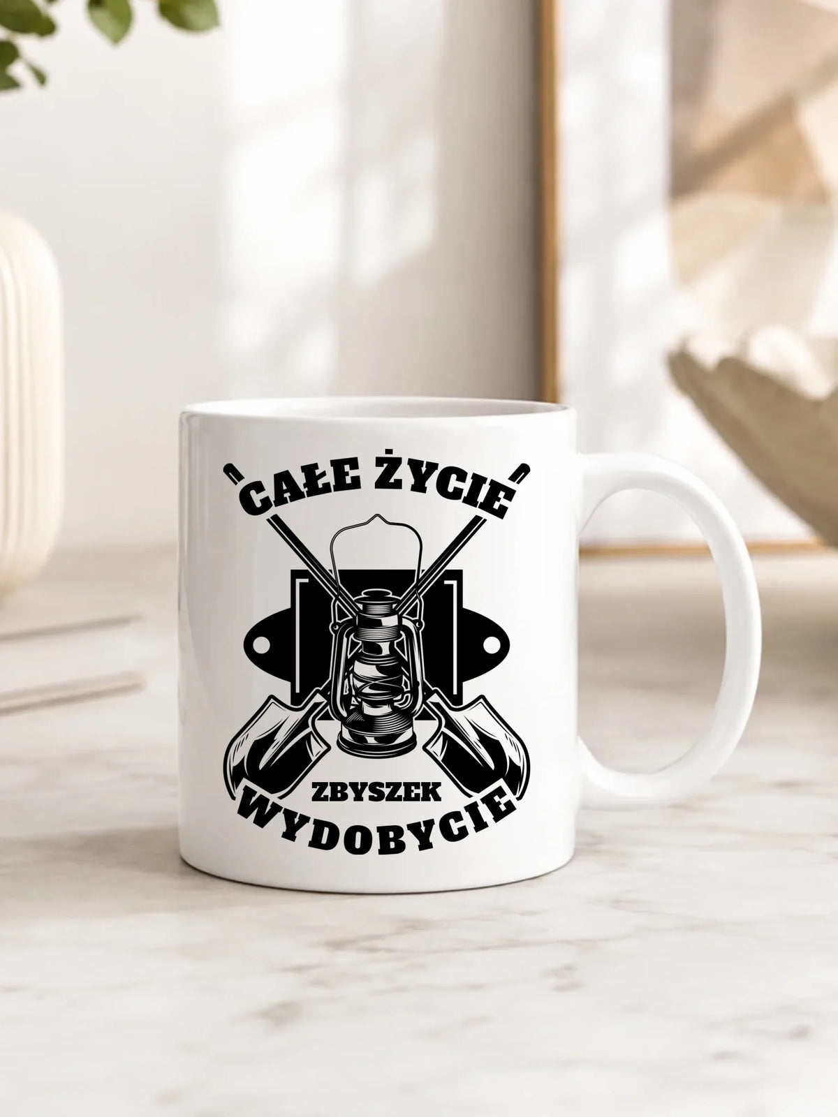 Prezent dla górnika z kopalni kubek klasyczny biały ze wzorem Całe życie wydobycie i personalizowanym imieniem.