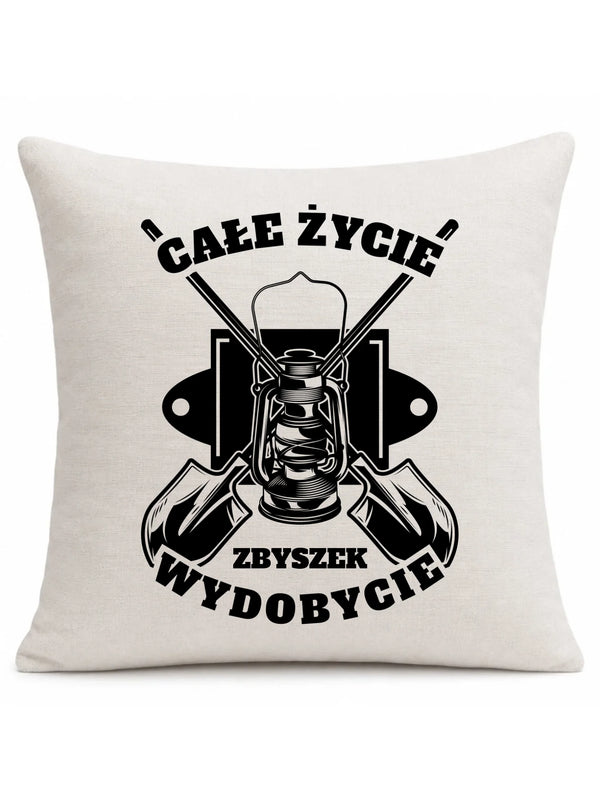 Prezent na święta dla górnika poduszka dekoracyjna kremowa lniana ze wzorem Całe życie wydobycie i personalizowanym imieniem.