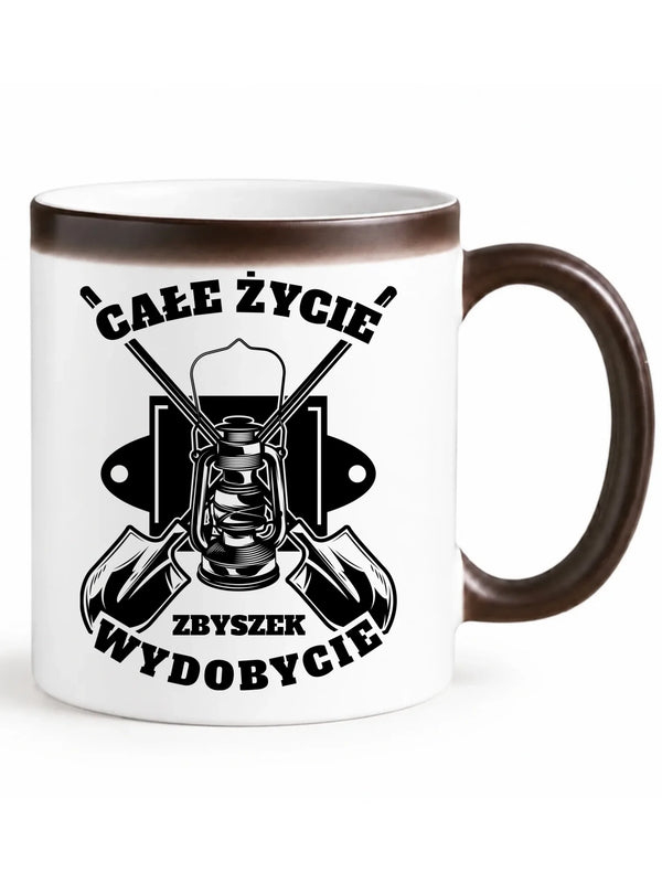 Prezent na święta dla górnika kubek magiczny czarny ze wzorem Całe życie wydobycie i personalizowanym imieniem.