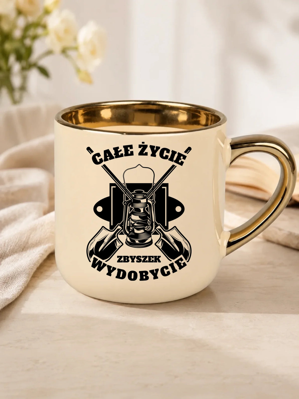 Prezent dla górnika z kopalni kubek ze złotym rantem biały ze wzorem Całe życie wydobycie i personalizowanym imieniem.