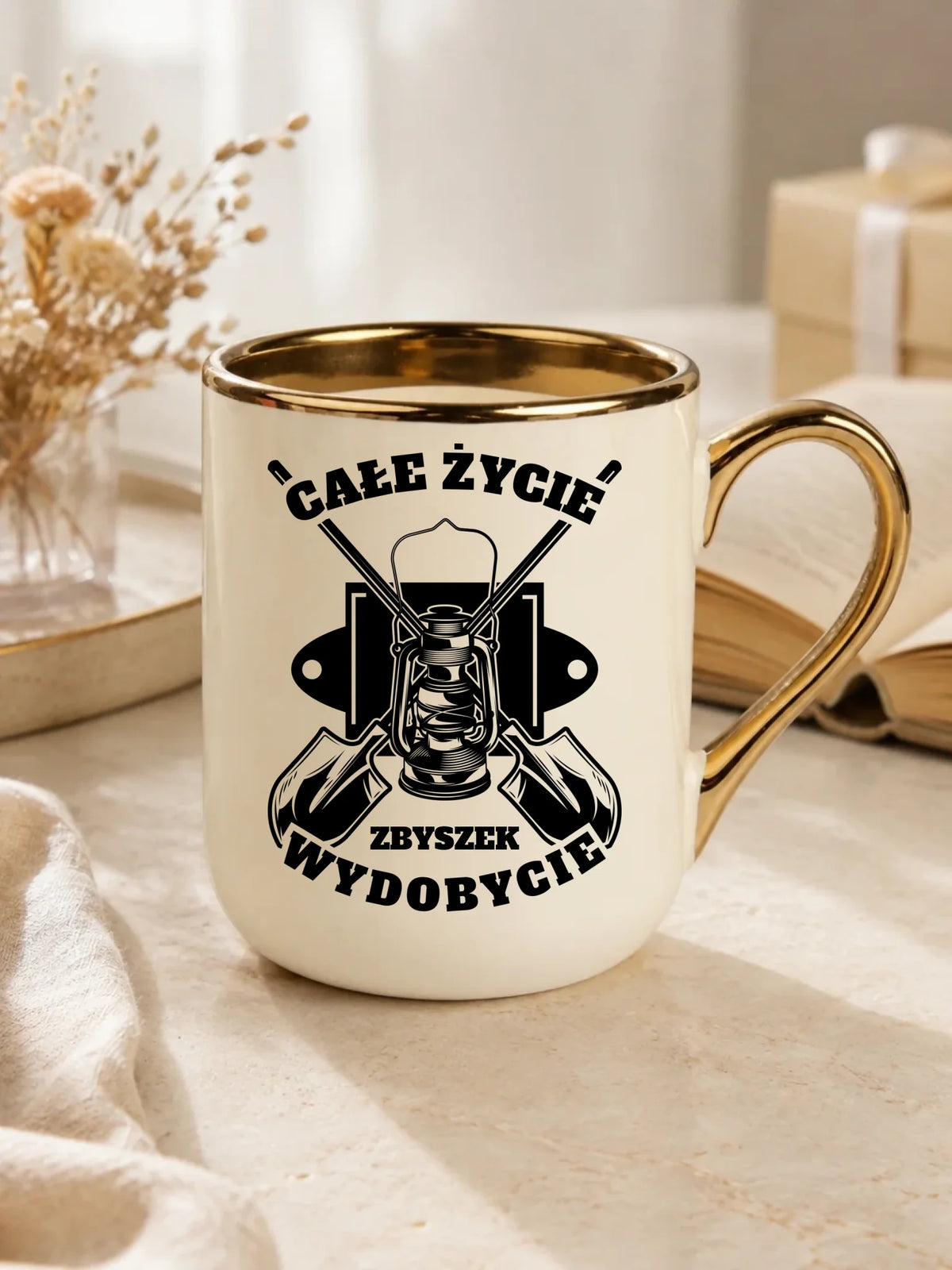 Tradycyjny upominek dla górnika kremowy kubek elegant z nadrukiem - Szczęść Boże