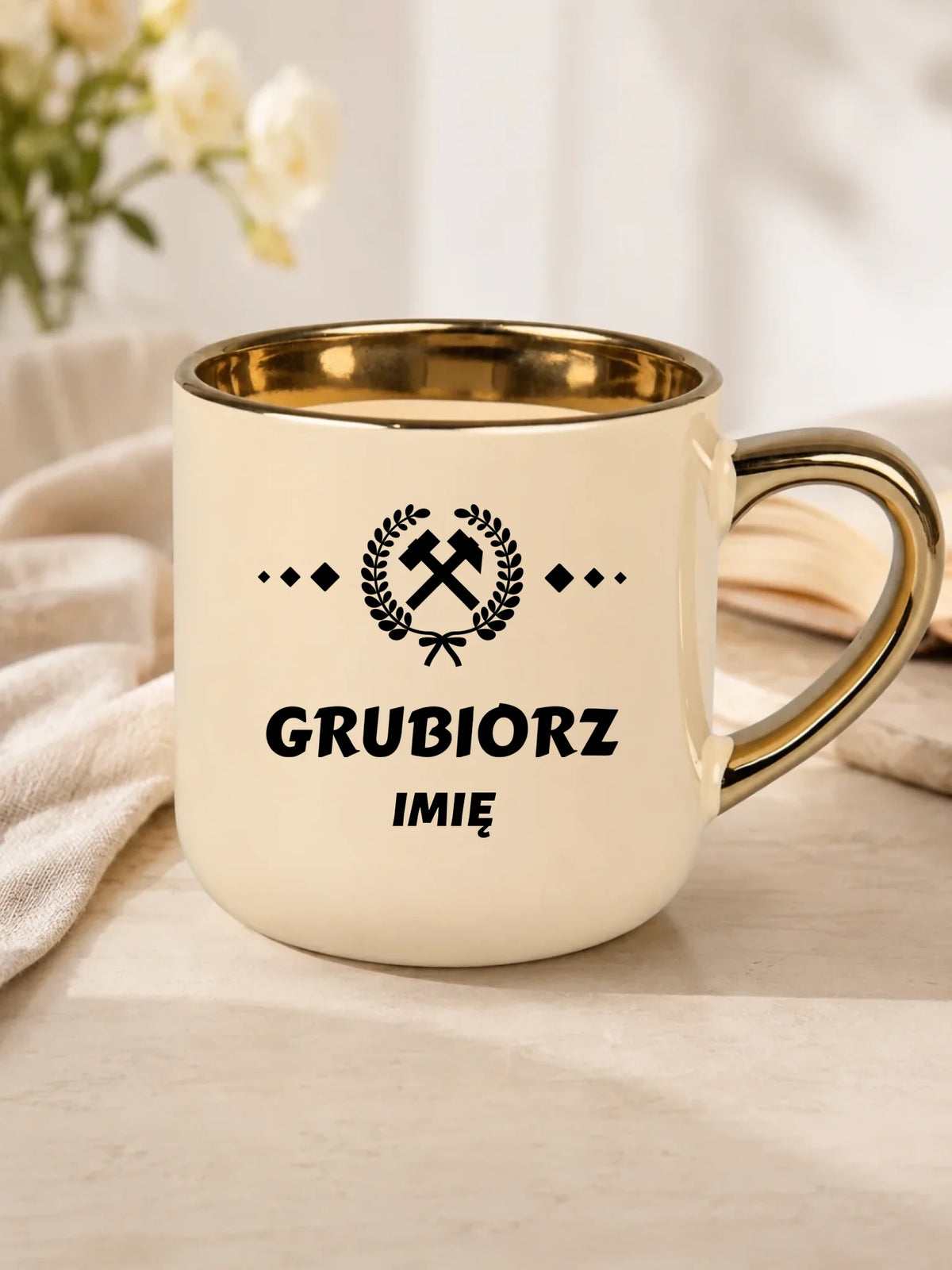 Prezent na Barbórkę biały kubek ze złotym rantem z imieniem i nadrukiem - Grubiorz