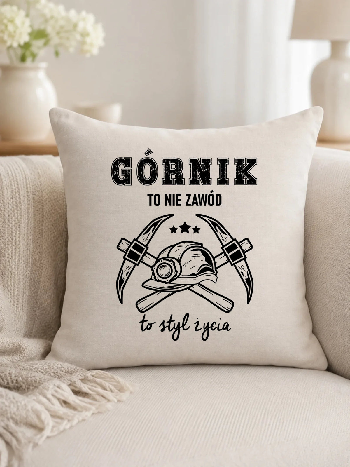 Prezent na urodziny dla górnika biała poduszka z nadrukiem - Górnik to nie zawód, to styl życia