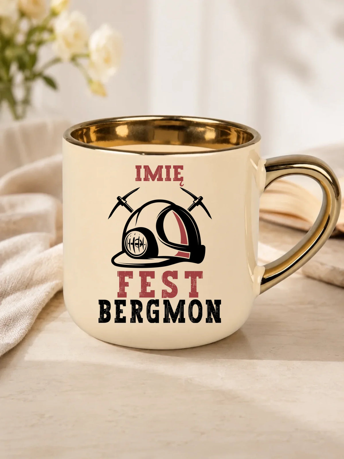 Prezent na święta dla górnika biały kubek ze złotym rantem z imieniem i nadrukiem - Fest Bergmon