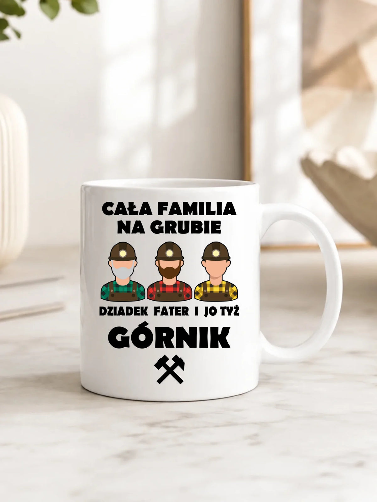 Prezent na święta dla górnika biały kubek z nadrukiem - Cała familia na grubie