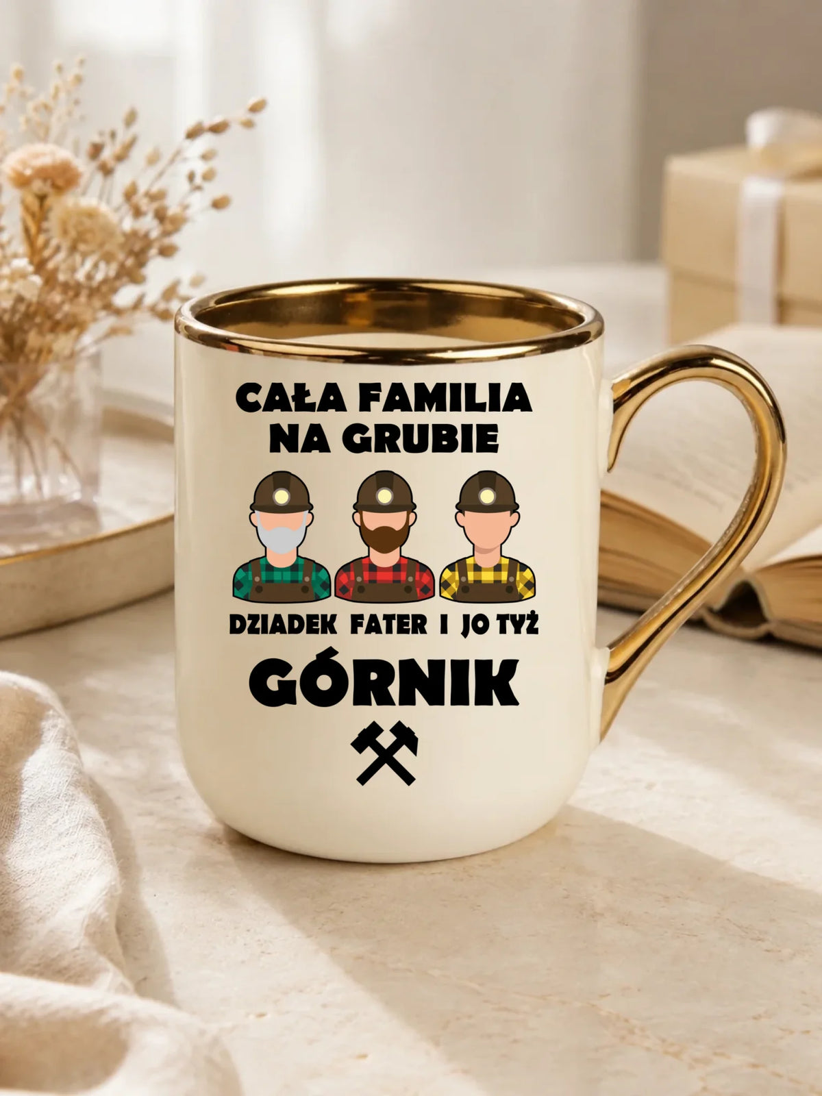 Prezent na Dzień Górnika biały kubek elegant z nadrukiem - Cała familia na grubie