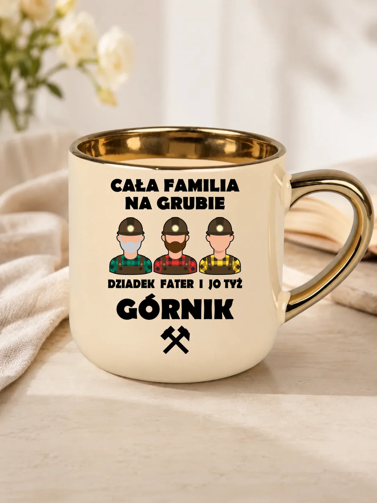 Prezent na święta dla górnika biały kubek ze złotym rantem z nadrukiem - Cała familia na grubie