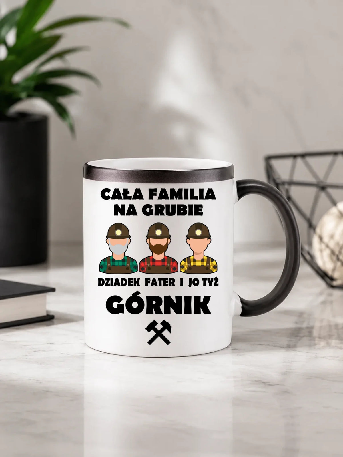 Prezent na urodziny dla górnika zmieniający kolor kubek magiczny z ukrytym nadrukiem - Cała familia na grubie