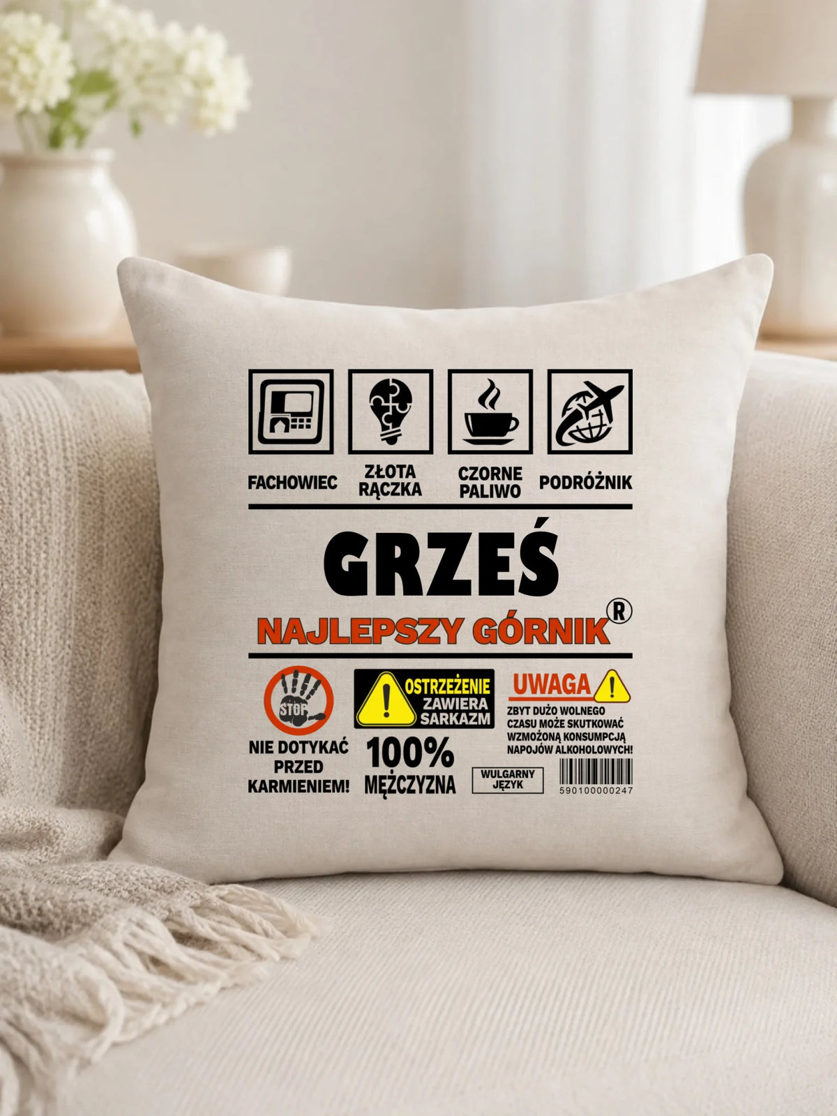 Prezent na urodziny dla górnika biała poduszka z imieniem i nadrukiem - Uwaga 100% mężczyzny