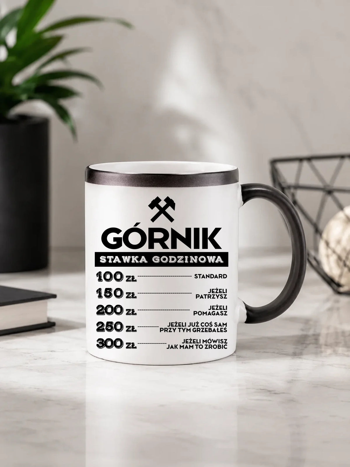Prezent na urodziny dla górnika czarny kubek magiczny z nadrukiem - Górnik stawka godzinowa