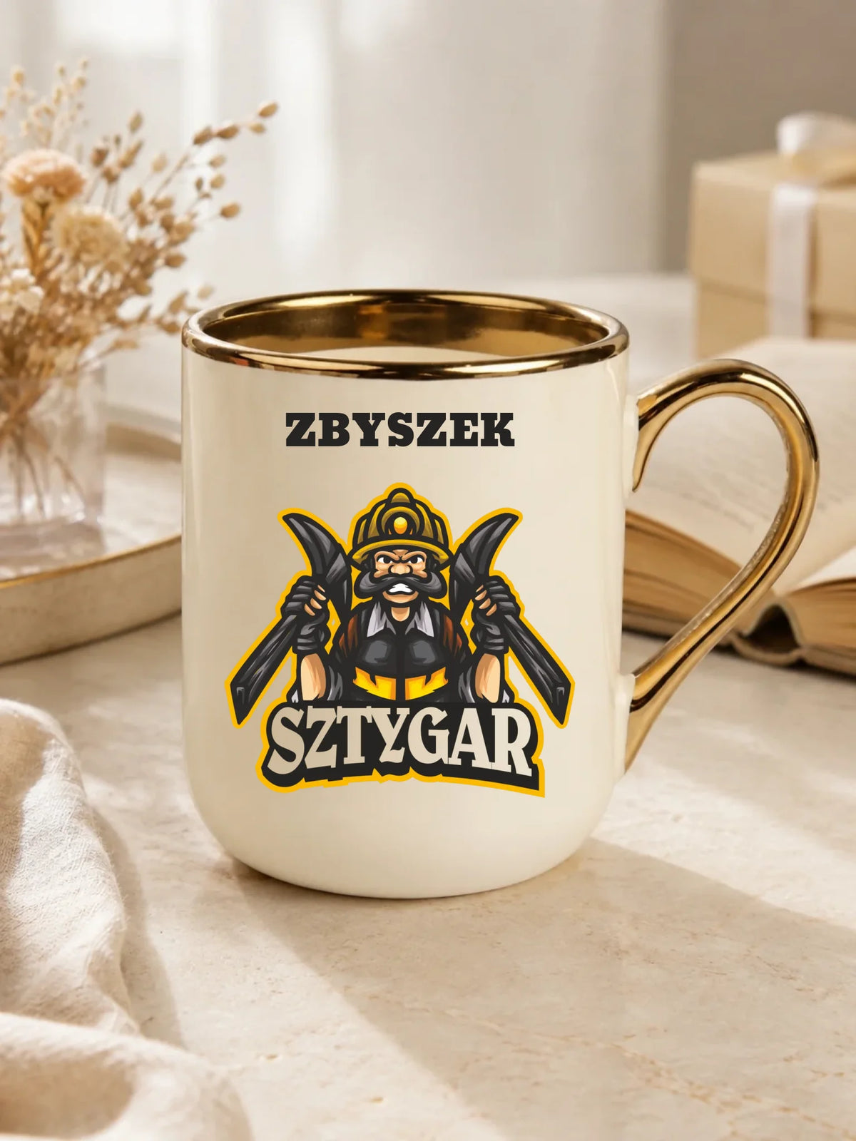 Prezent na Dzień Górnika biały kubek elegant z imieniem i nadrukiem - Sztygar z imieniem