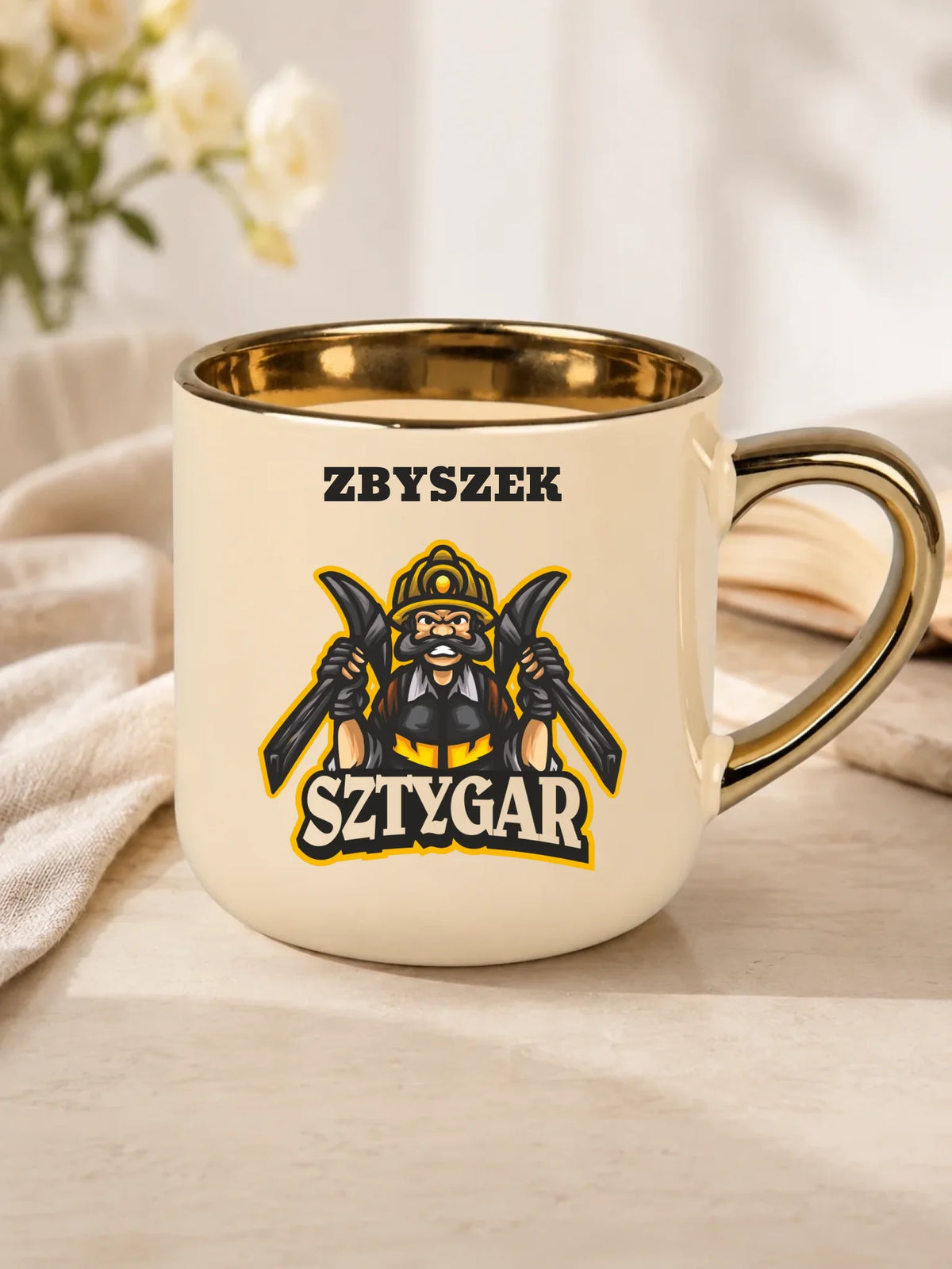 Prezent na Dzień Górnika biały kubek ze złotym rantem z imieniem i nadrukiem - Sztygar z imieniem