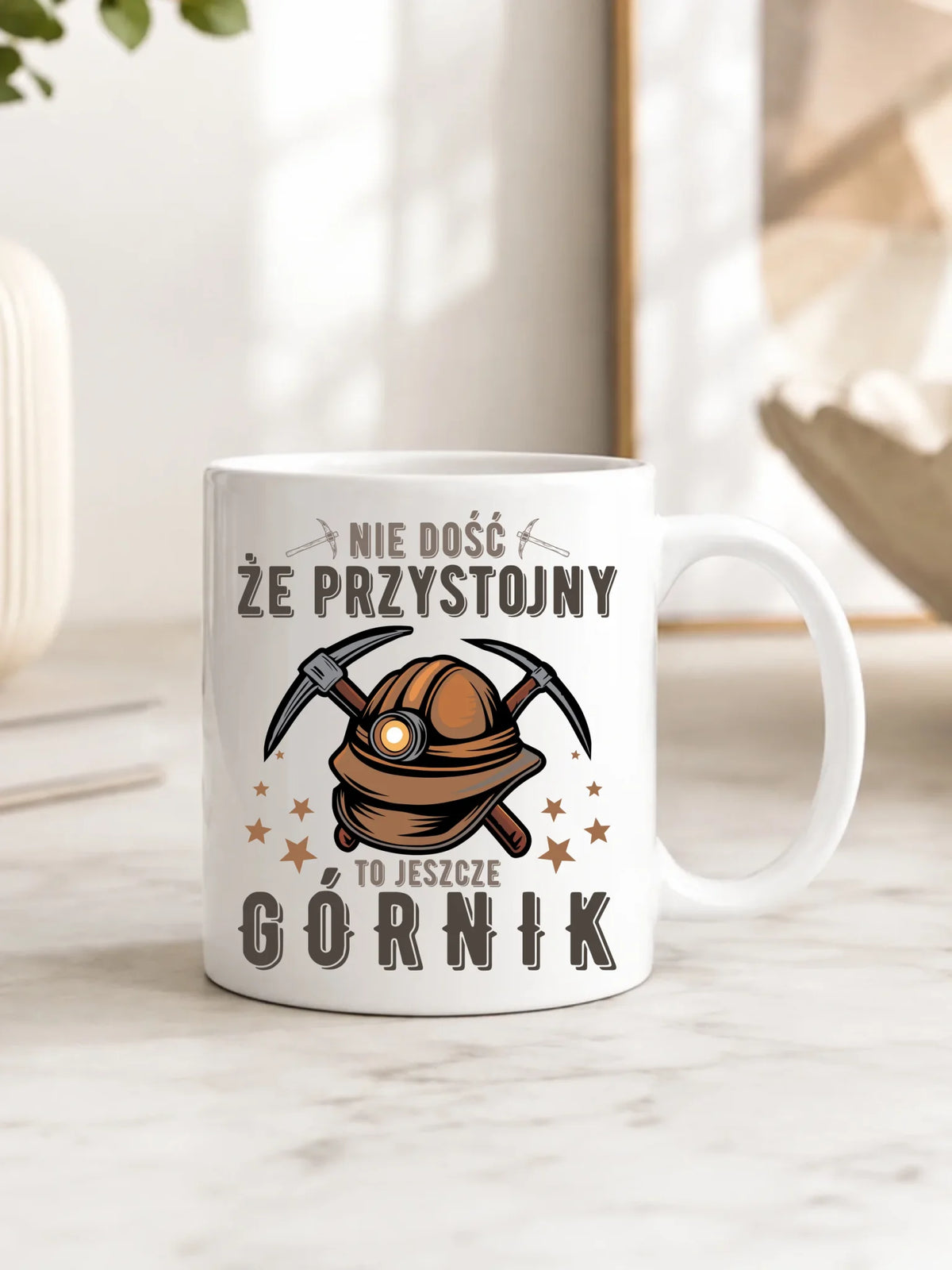 Prezent na Dzień Górnika biały kubek z nadrukiem - Nie dość że przystojny to jeszcze górnik