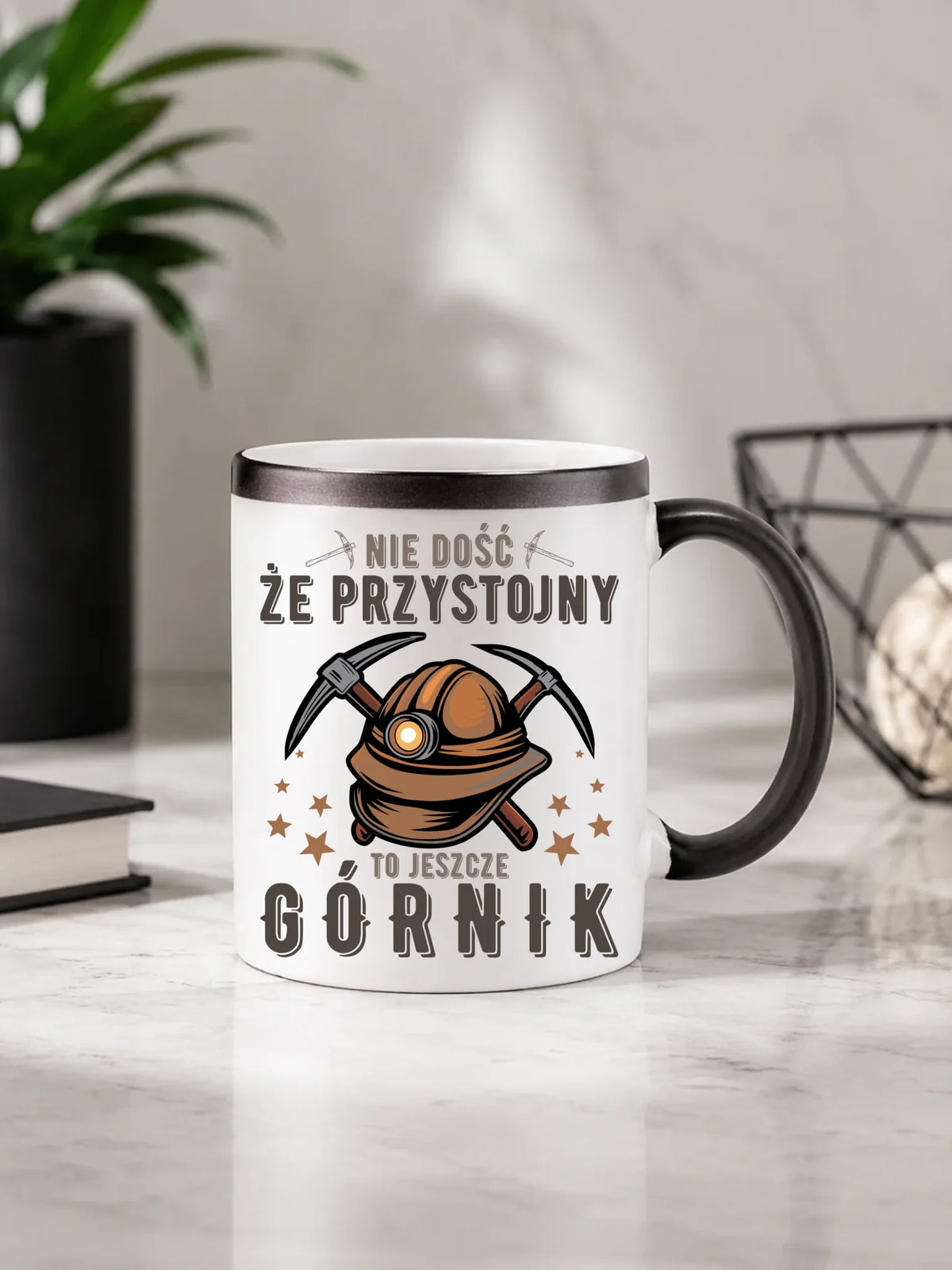 Prezent na Barbórkę czarny zmieniający kolor kubek magiczny z nadrukiem - Nie dość że przystojny to jeszcze górnik