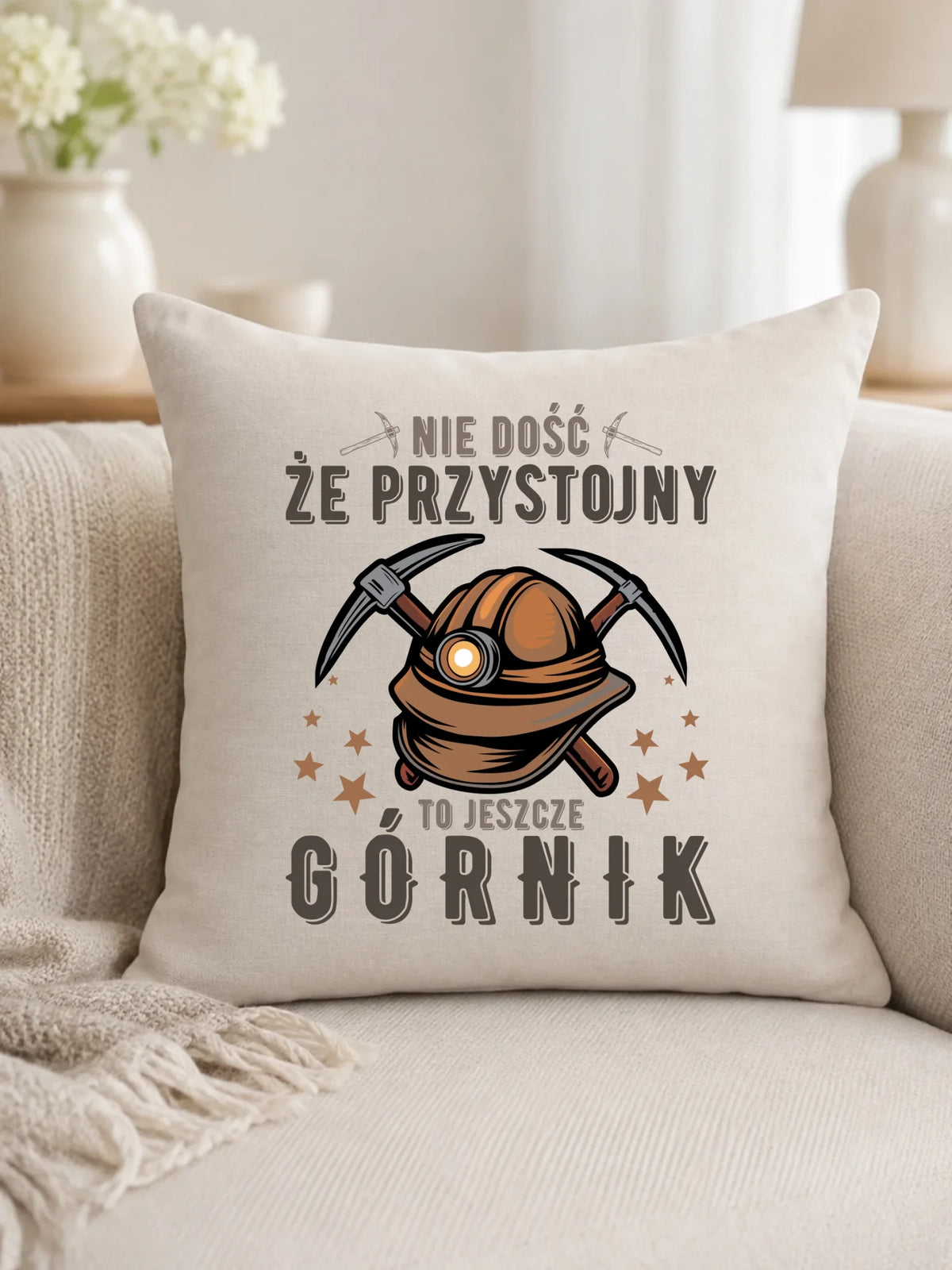Prezent na Barbórkę biała poduszka z nadrukiem - Nie dość że przystojny to jeszcze górnik