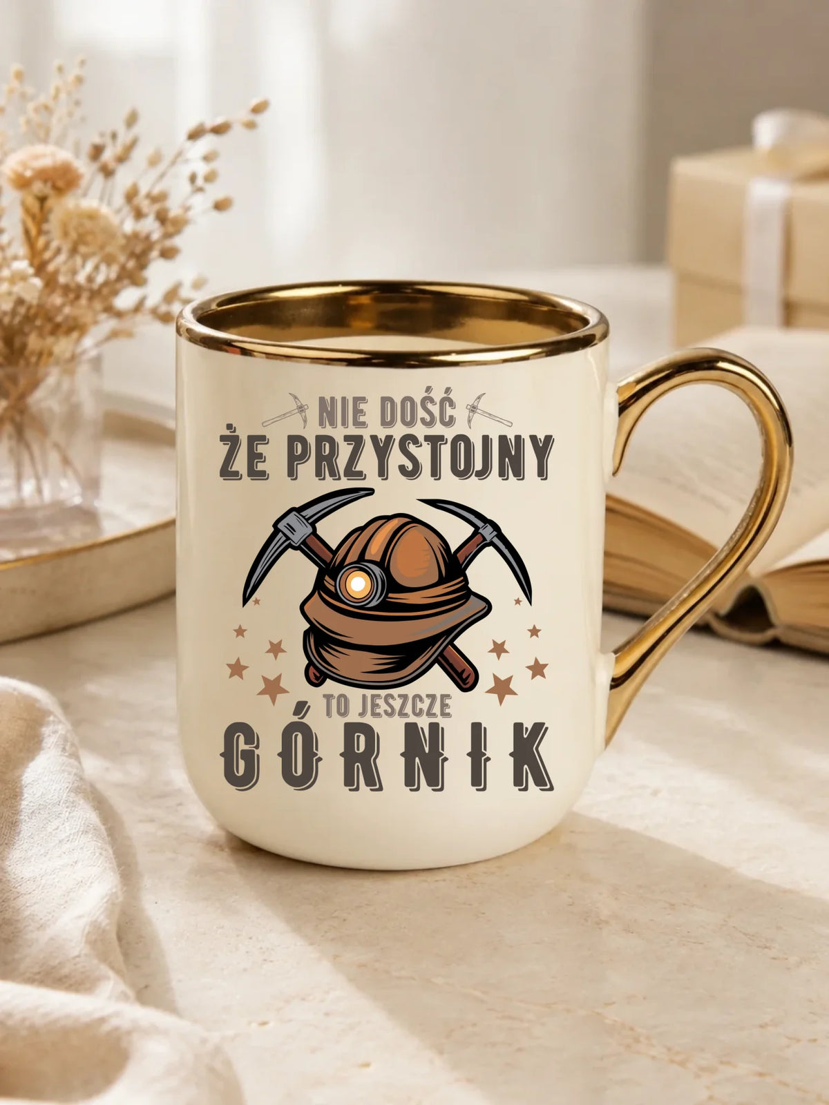 Prezent na Dzień Górnika biały kubek elegant z nadrukiem - Nie dość że przystojny to jeszcze górnik