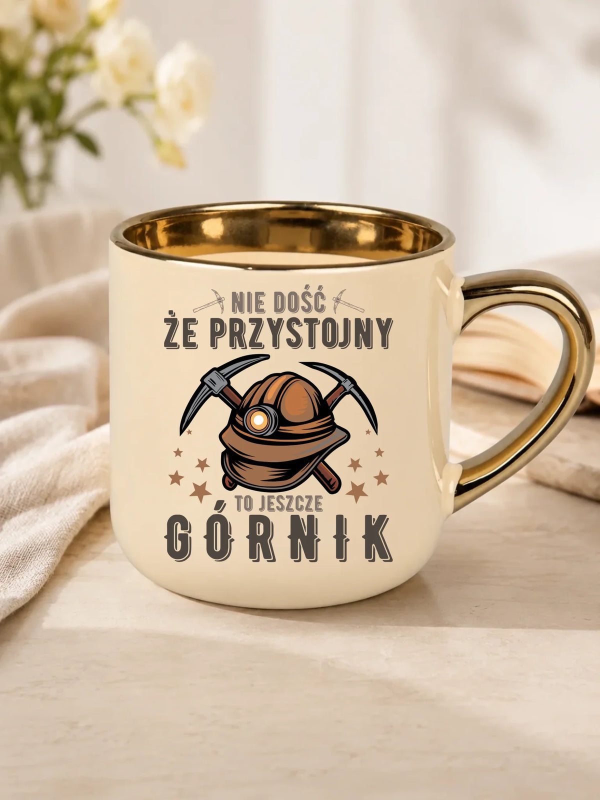 Prezent na Dzień Górnika biały kubek ze złotym rantem z nadrukiem - Nie dość że przystojny to jeszcze górnik