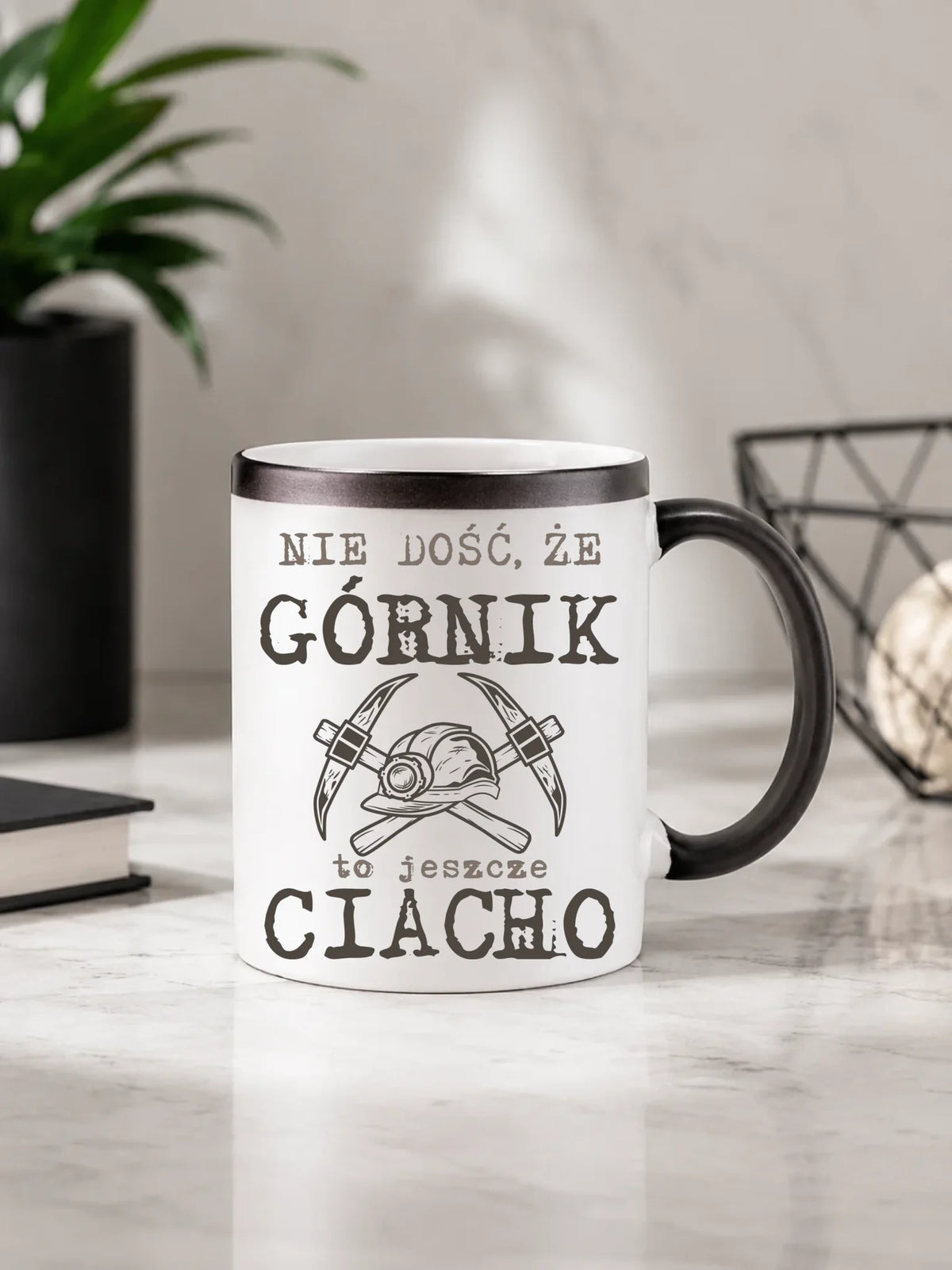 Prezent na Barbórkę czarny zmieniający kolor kubek magiczny z nadrukiem - Nie dość, że górnik to jeszcze ciacho